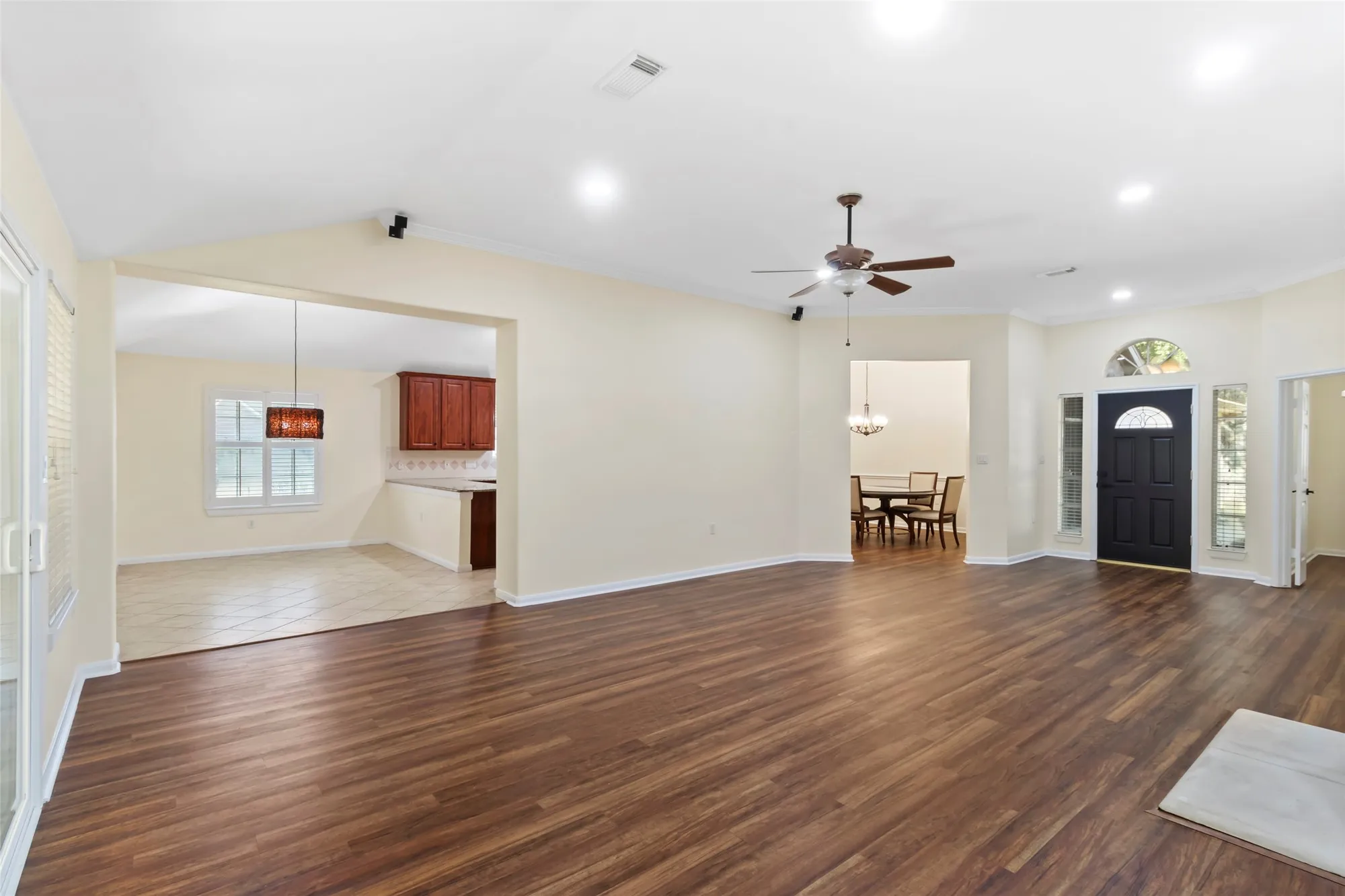 Property Slideshow image 7 of 35 | 915 w palmcrest ct, Pearland, TX, 77584