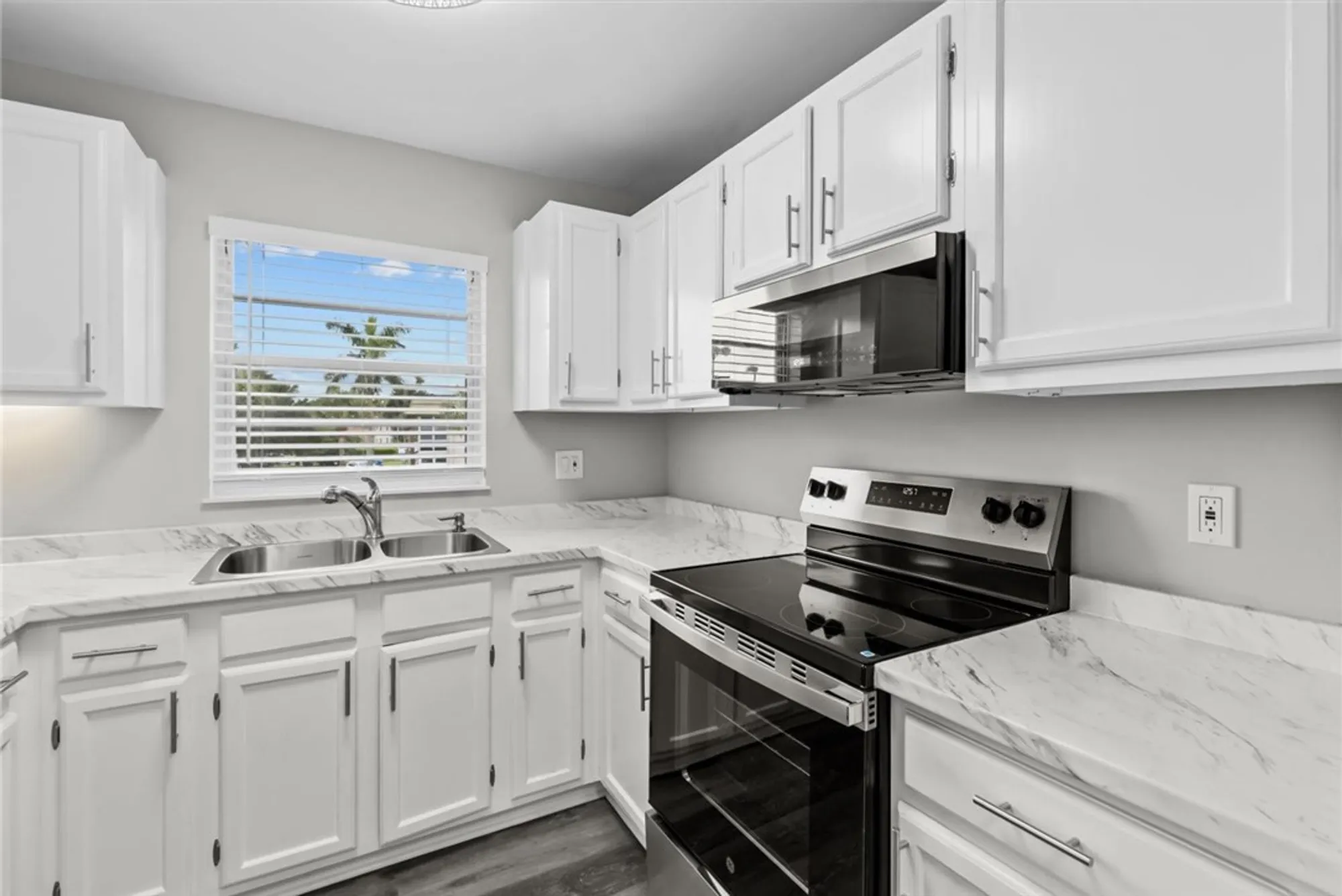 Property Slideshow image 4 of 35 | 8 vista gardens trl apt 201, Vero Beach, FL, 32962
