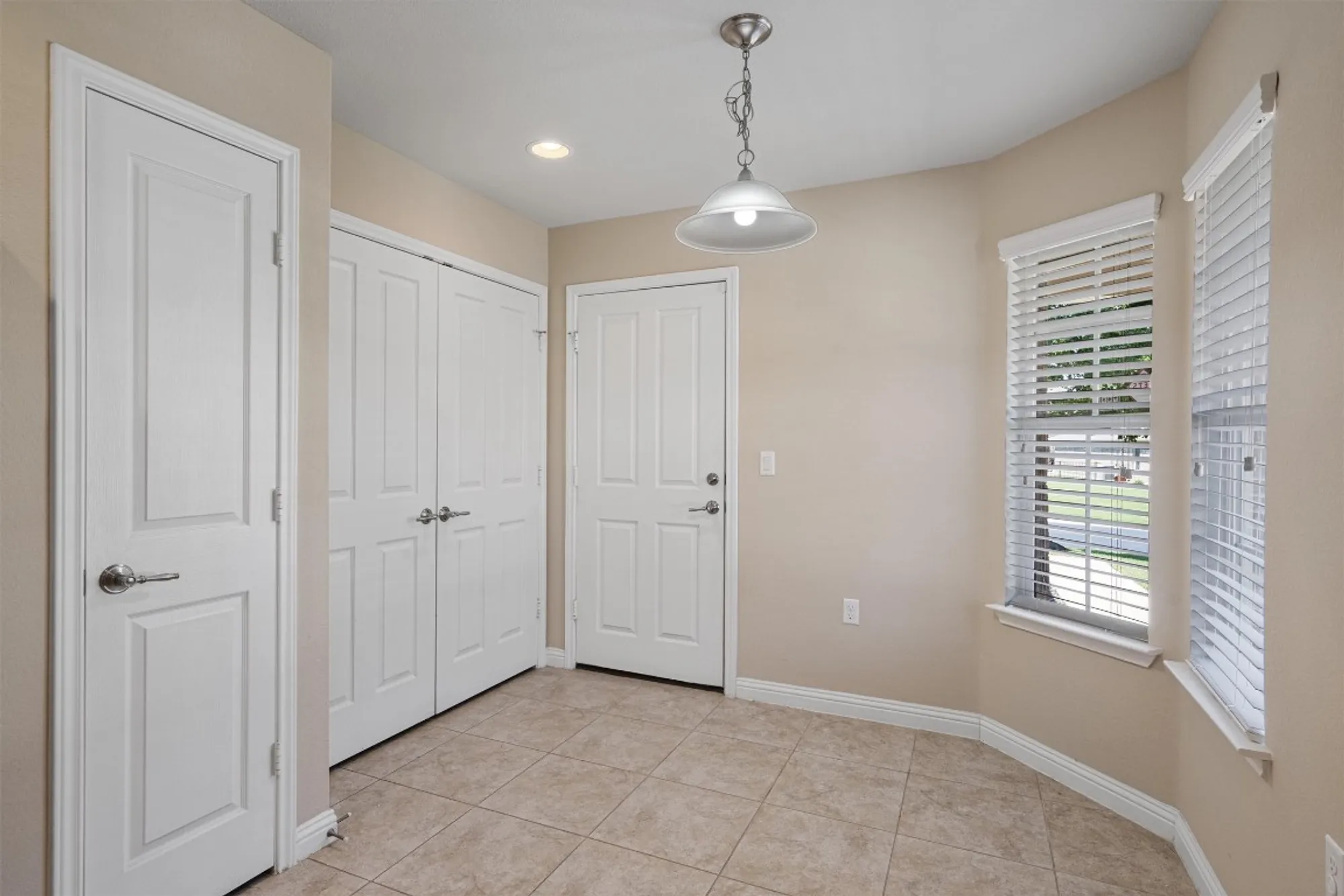 Property Slideshow image 11 of 36 | 335 salado creek ln, Georgetown, TX, 78633
