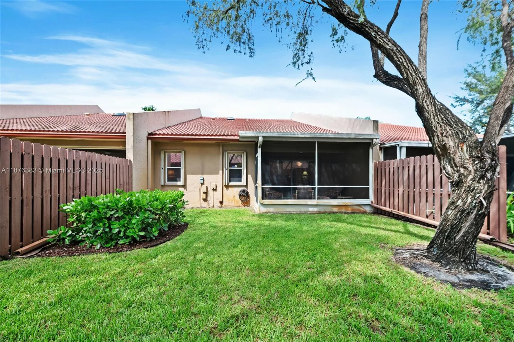 Property Slideshow image 11 of 31 | 9906 malvern dr, Tamarac, FL, 33321