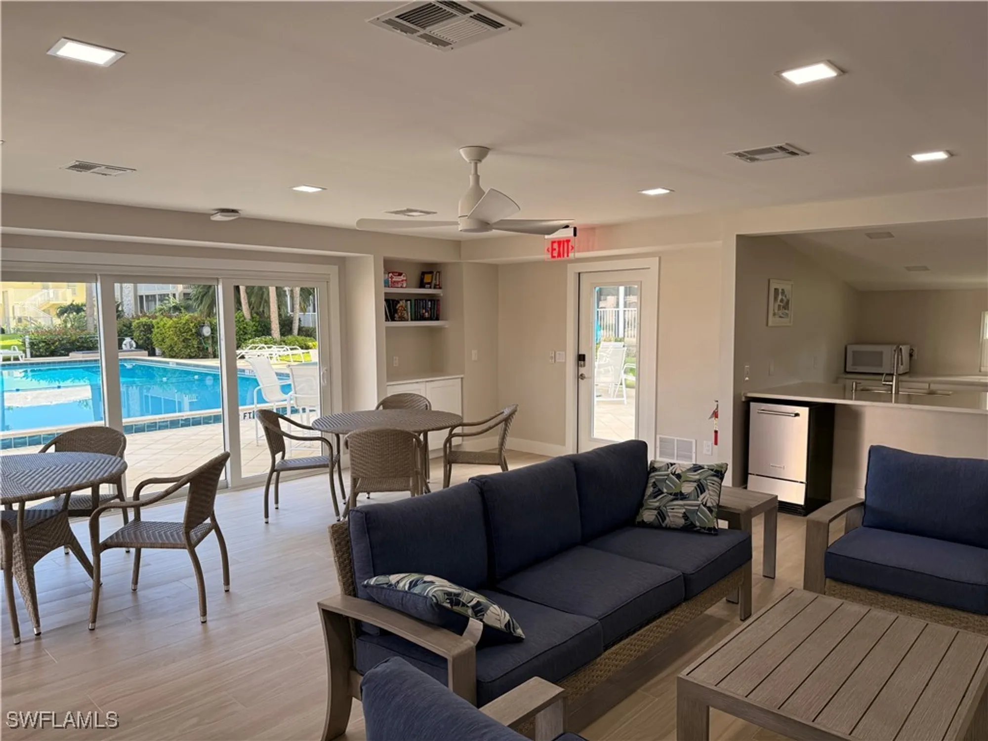 Property Slideshow image 15 of 17 | 2880 gulf shore blvd 404, Naples, FL, 34103