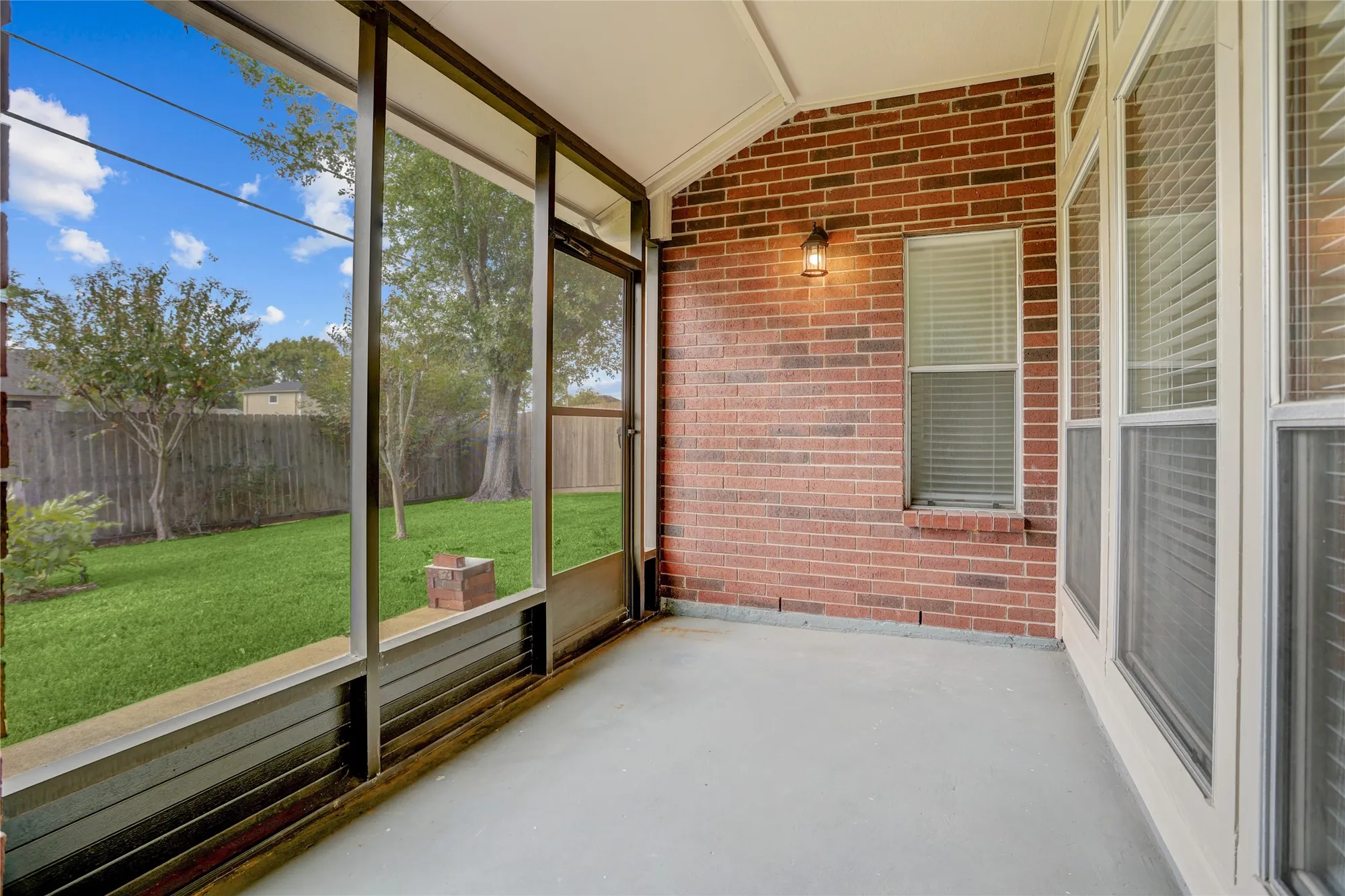 Property Slideshow image 10 of 17 | 2614 s peach hollow cir, Pearland, TX, 77584