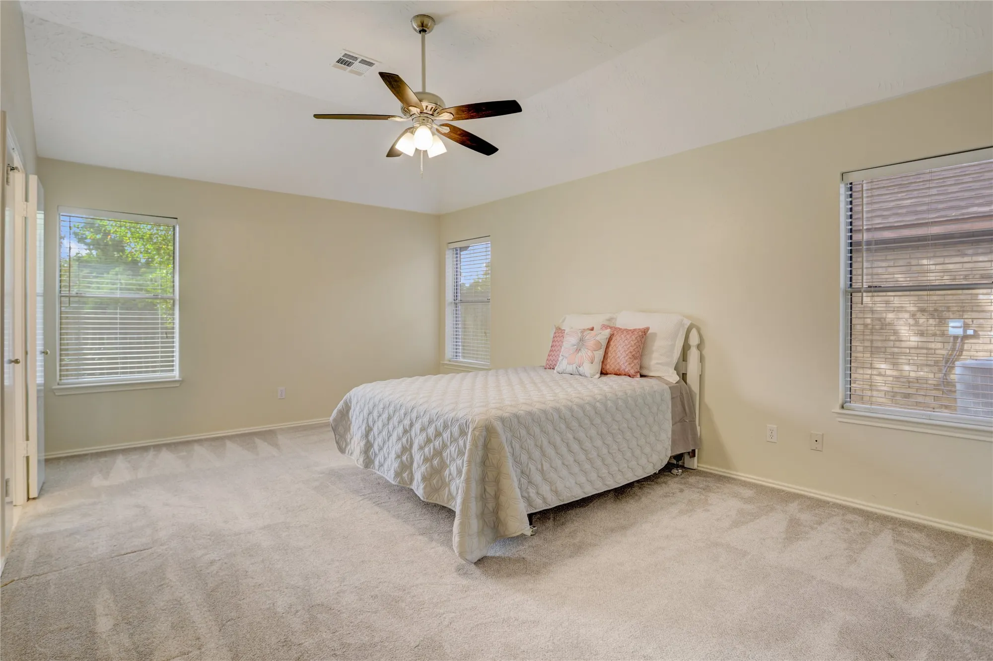 Property Slideshow image 6 of 17 | 2614 s peach hollow cir, Pearland, TX, 77584