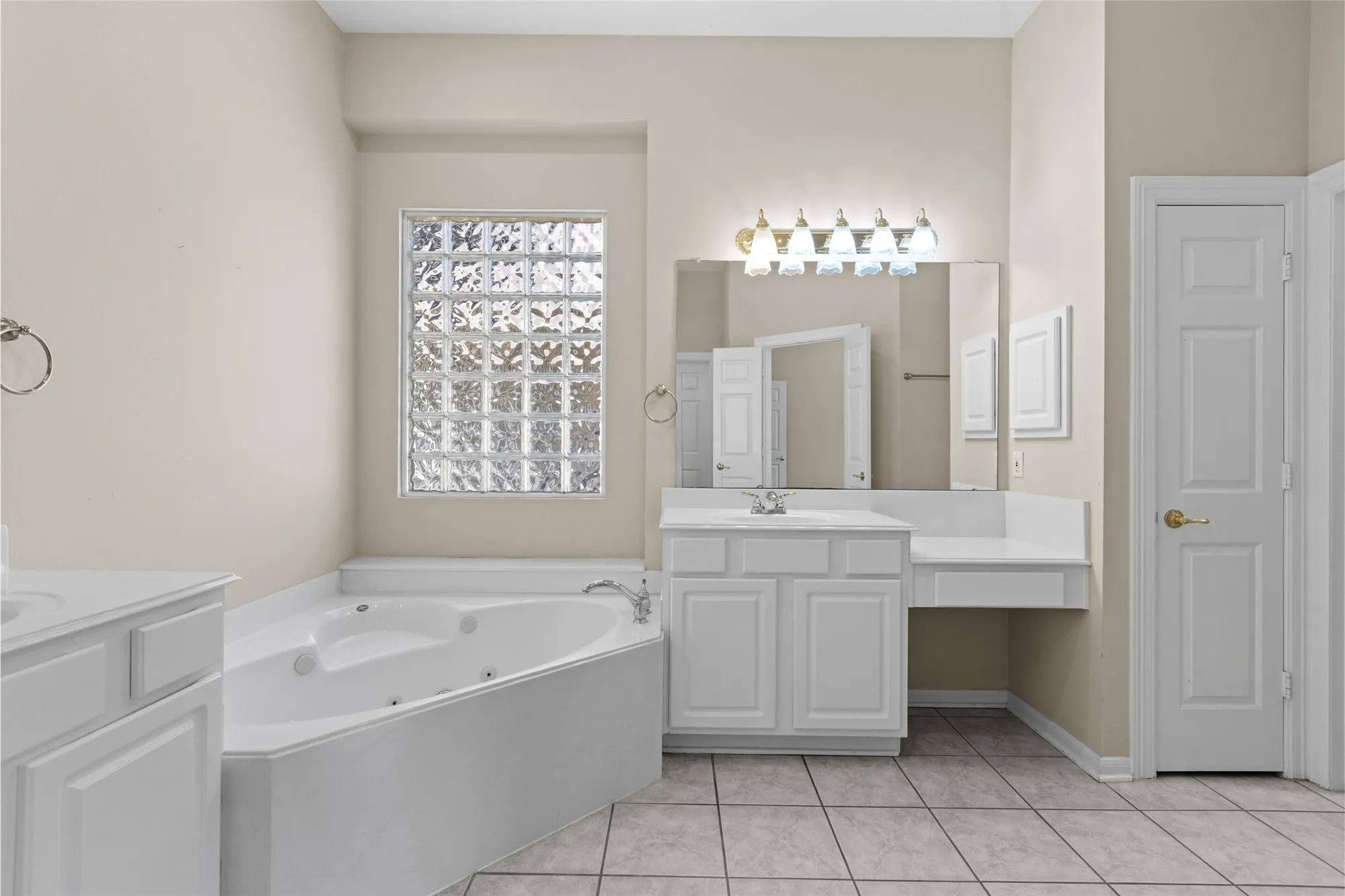 Property Slideshow image 19 of 32 | 83 robindale cir, Conroe, TX, 77384