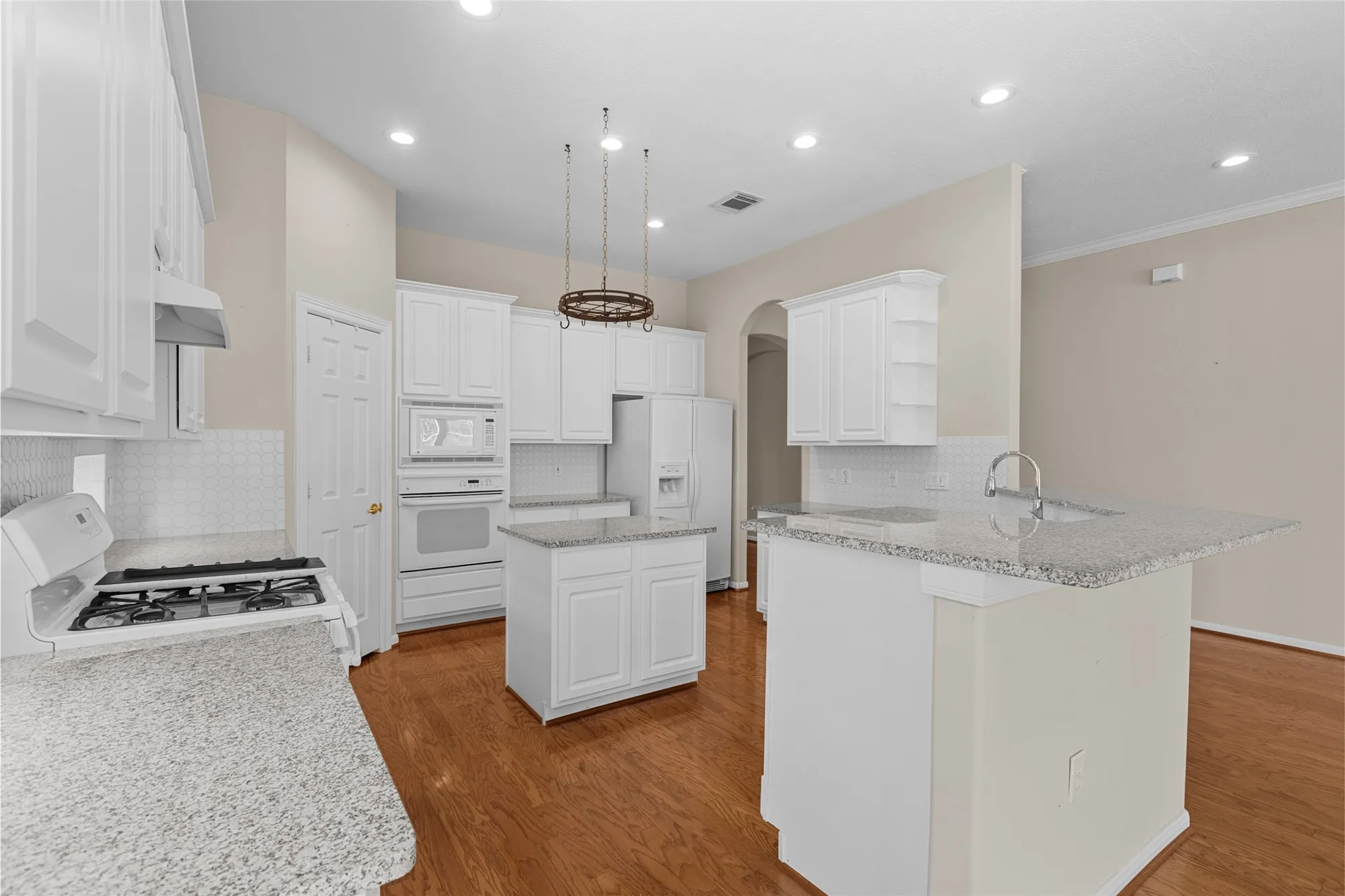 Property Slideshow image 11 of 32 | 83 robindale cir, Conroe, TX, 77384