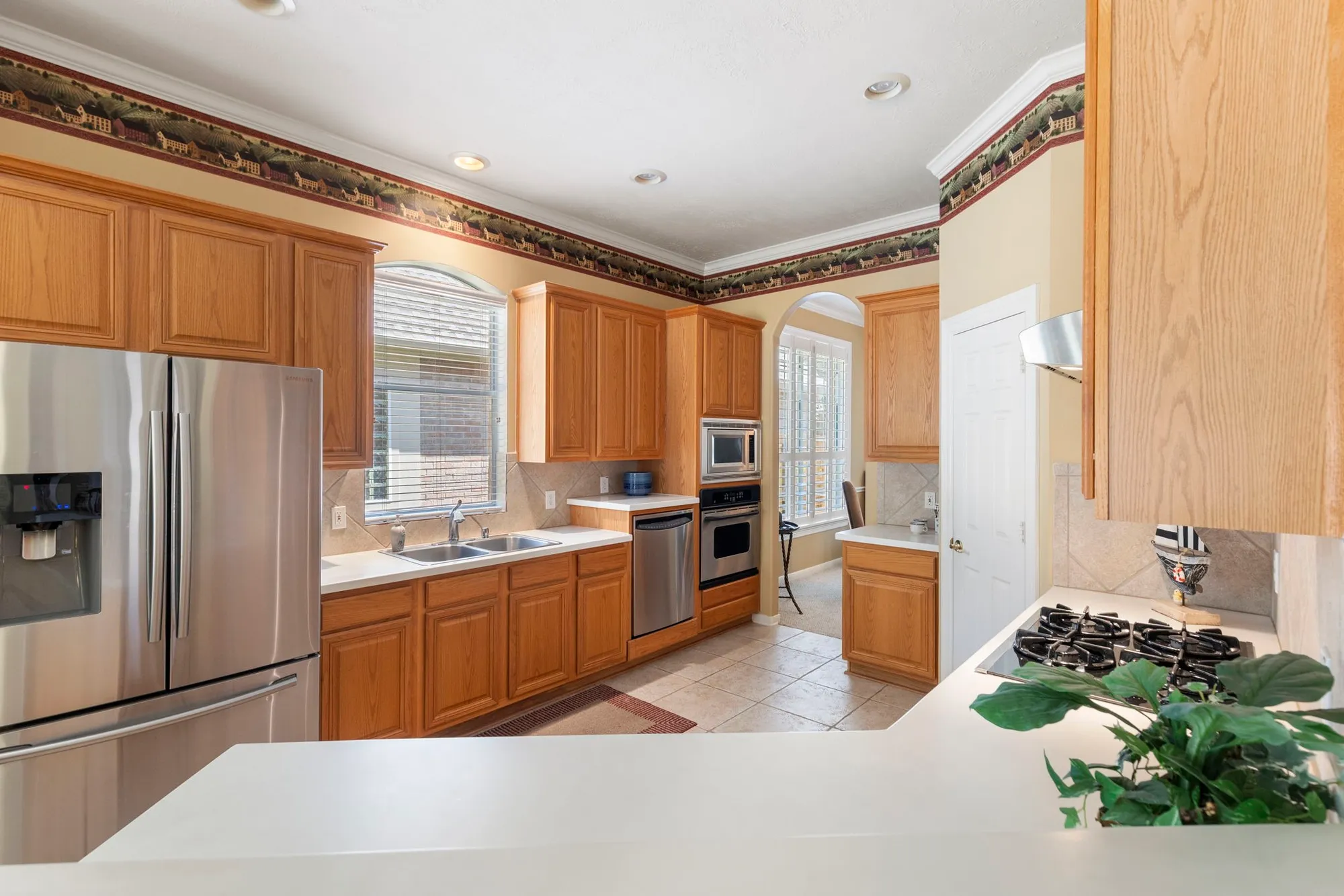 Property Slideshow image 14 of 35 | 162 e northcastle cir, The Woodlands, TX, 77384