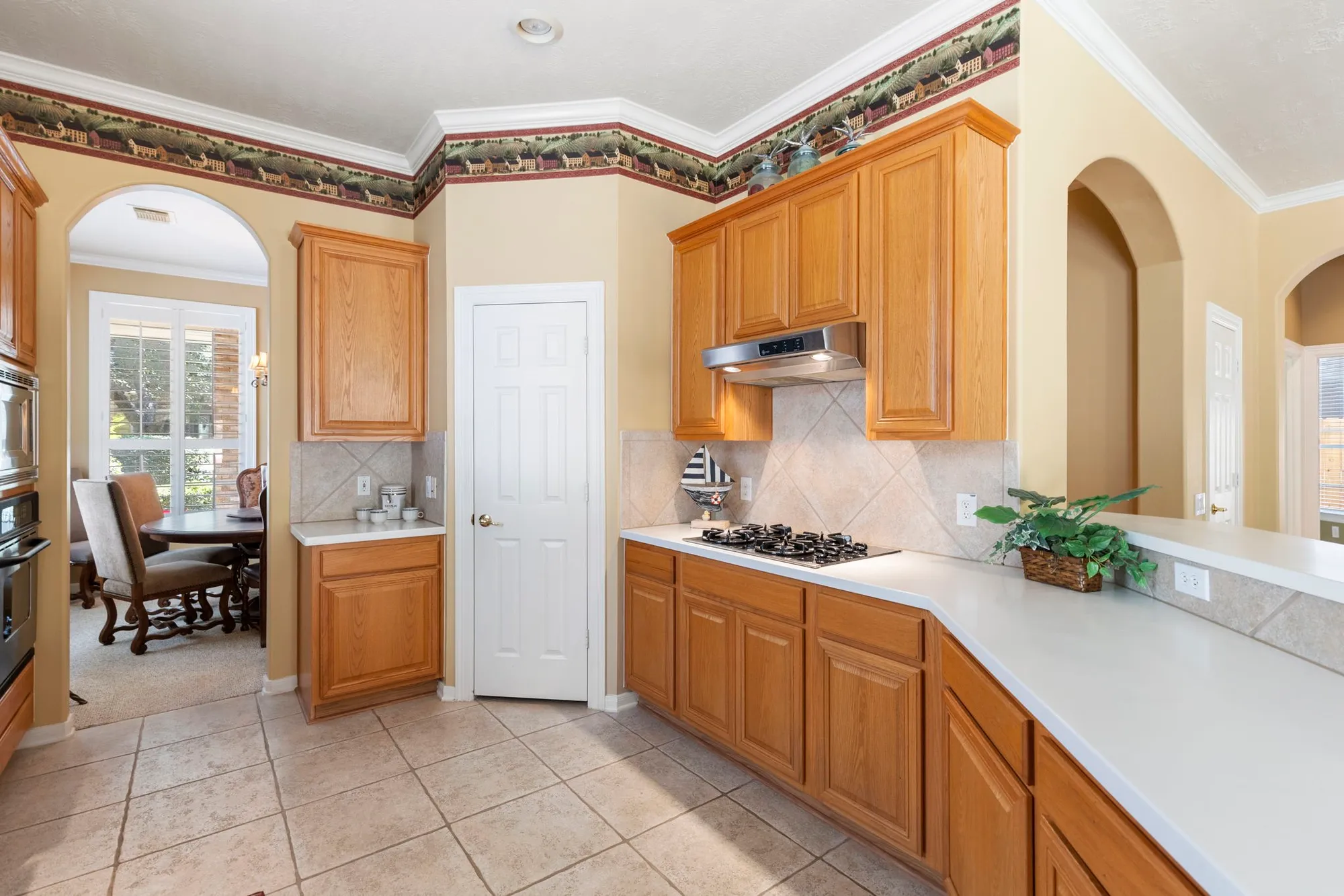 Property Slideshow image 15 of 35 | 162 e northcastle cir, The Woodlands, TX, 77384