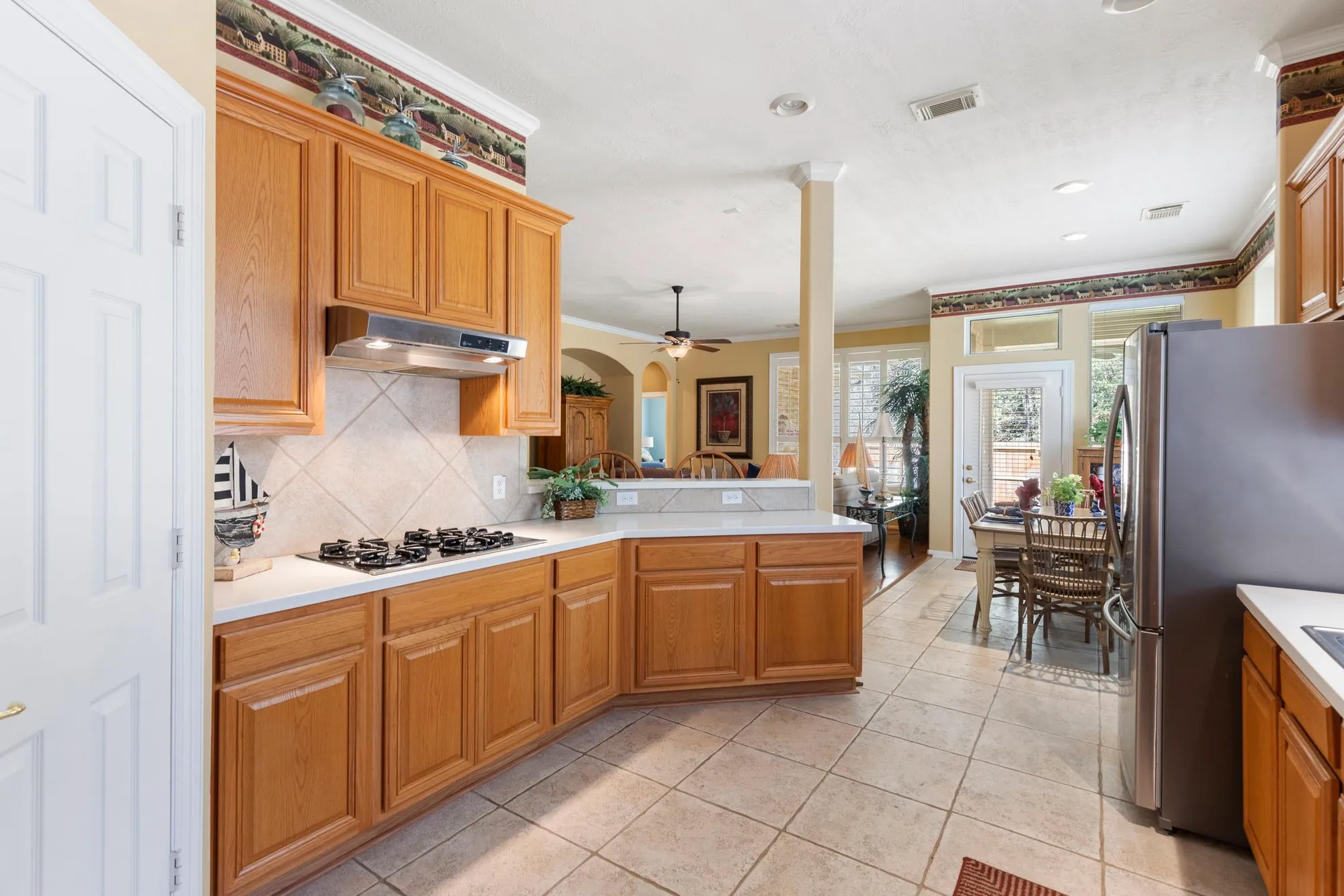 Property Slideshow image 16 of 35 | 162 e northcastle cir, The Woodlands, TX, 77384