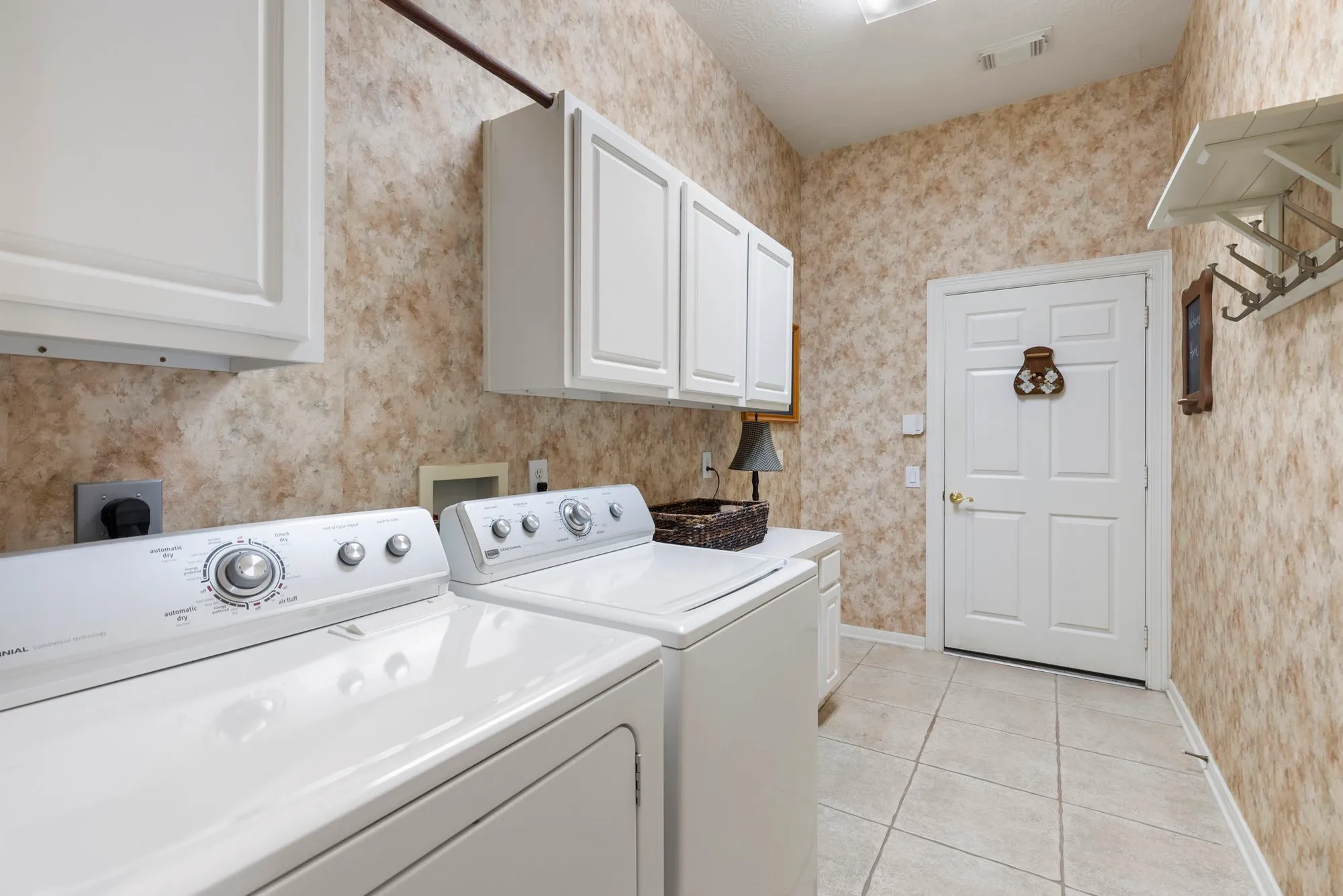 Property Slideshow image 17 of 35 | 162 e northcastle cir, The Woodlands, TX, 77384