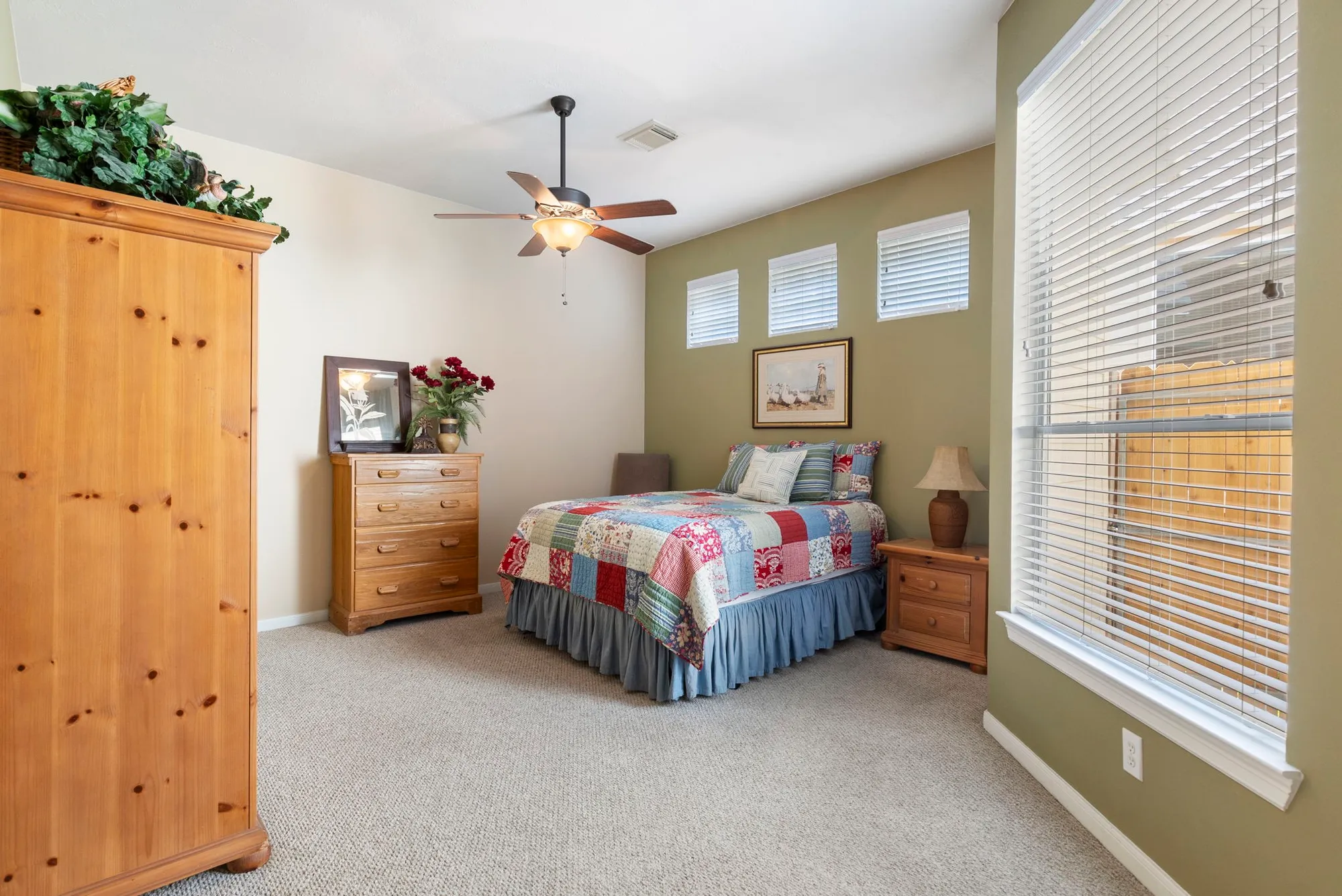 Property Slideshow image 19 of 35 | 162 e northcastle cir, The Woodlands, TX, 77384