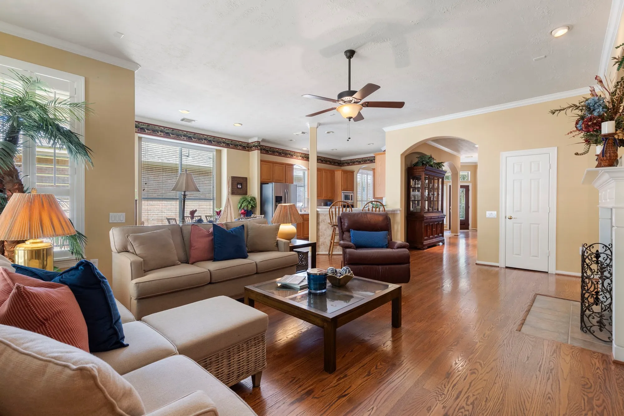 Property Slideshow image 10 of 35 | 162 e northcastle cir, The Woodlands, TX, 77384