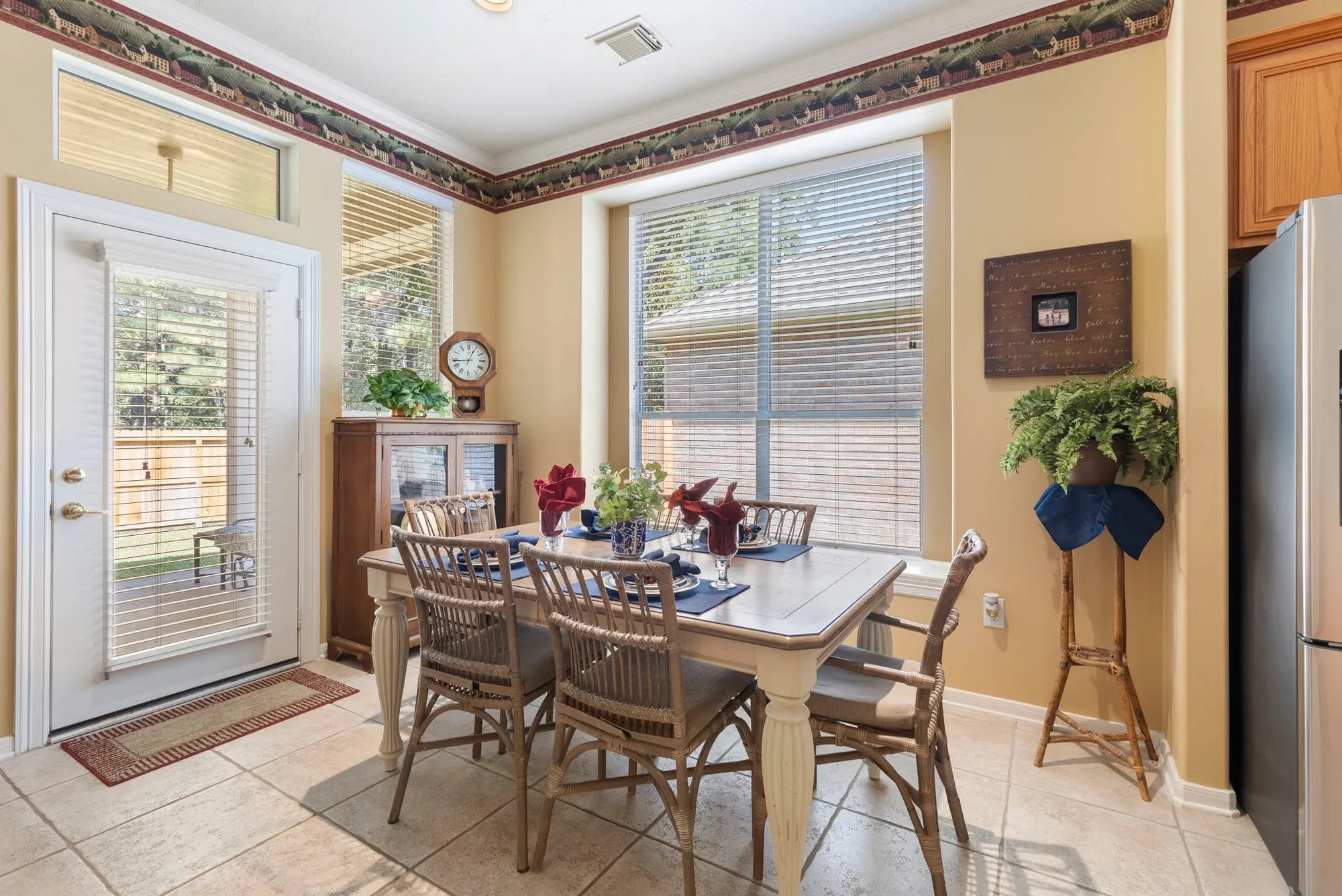 Property Slideshow image 11 of 35 | 162 e northcastle cir, The Woodlands, TX, 77384