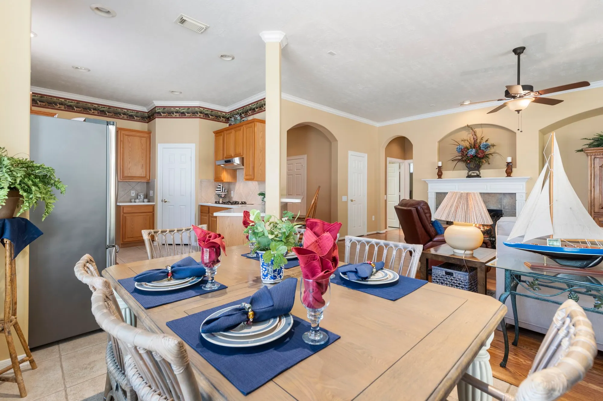 Property Slideshow image 12 of 35 | 162 e northcastle cir, The Woodlands, TX, 77384