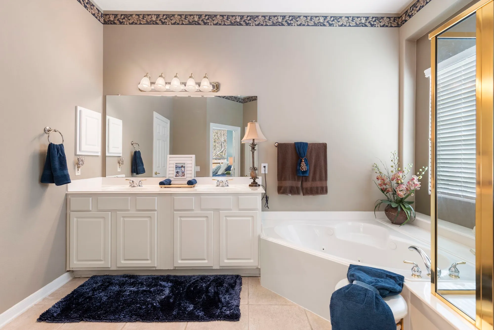 Property Slideshow image 25 of 35 | 162 e northcastle cir, The Woodlands, TX, 77384