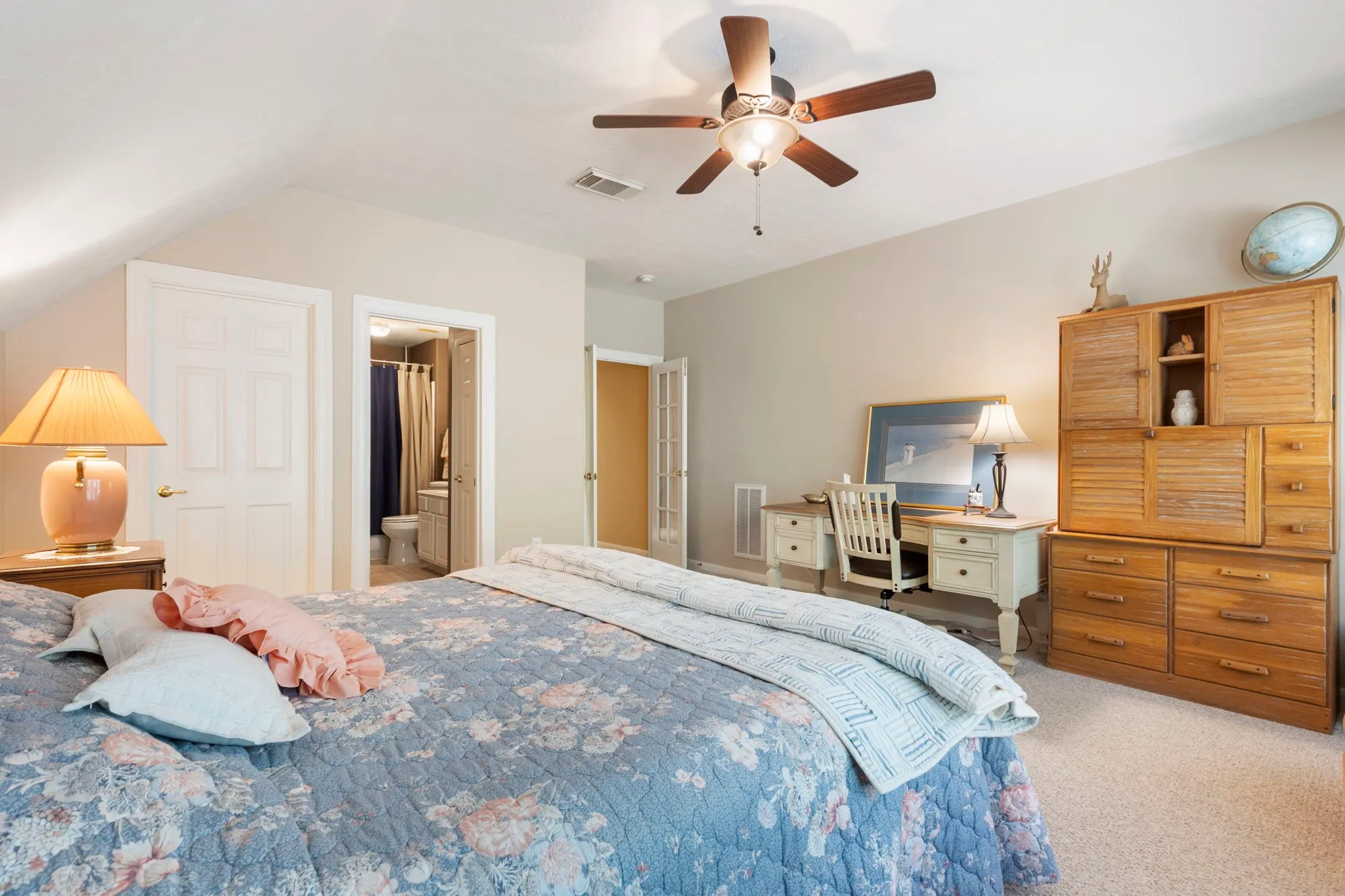 Property Slideshow image 29 of 35 | 162 e northcastle cir, The Woodlands, TX, 77384