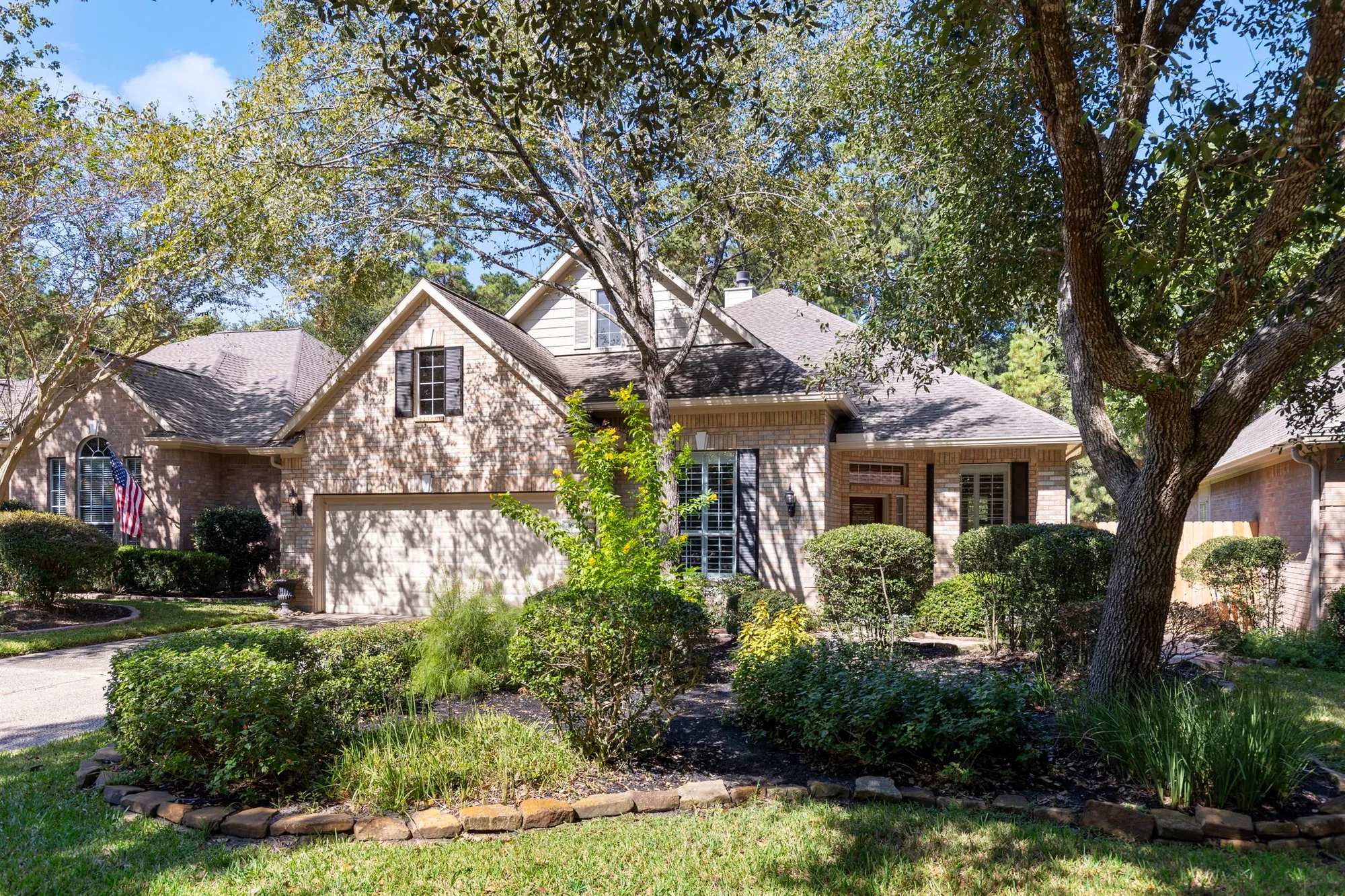 Property Slideshow image 2 of 35 | 162 e northcastle cir, The Woodlands, TX, 77384