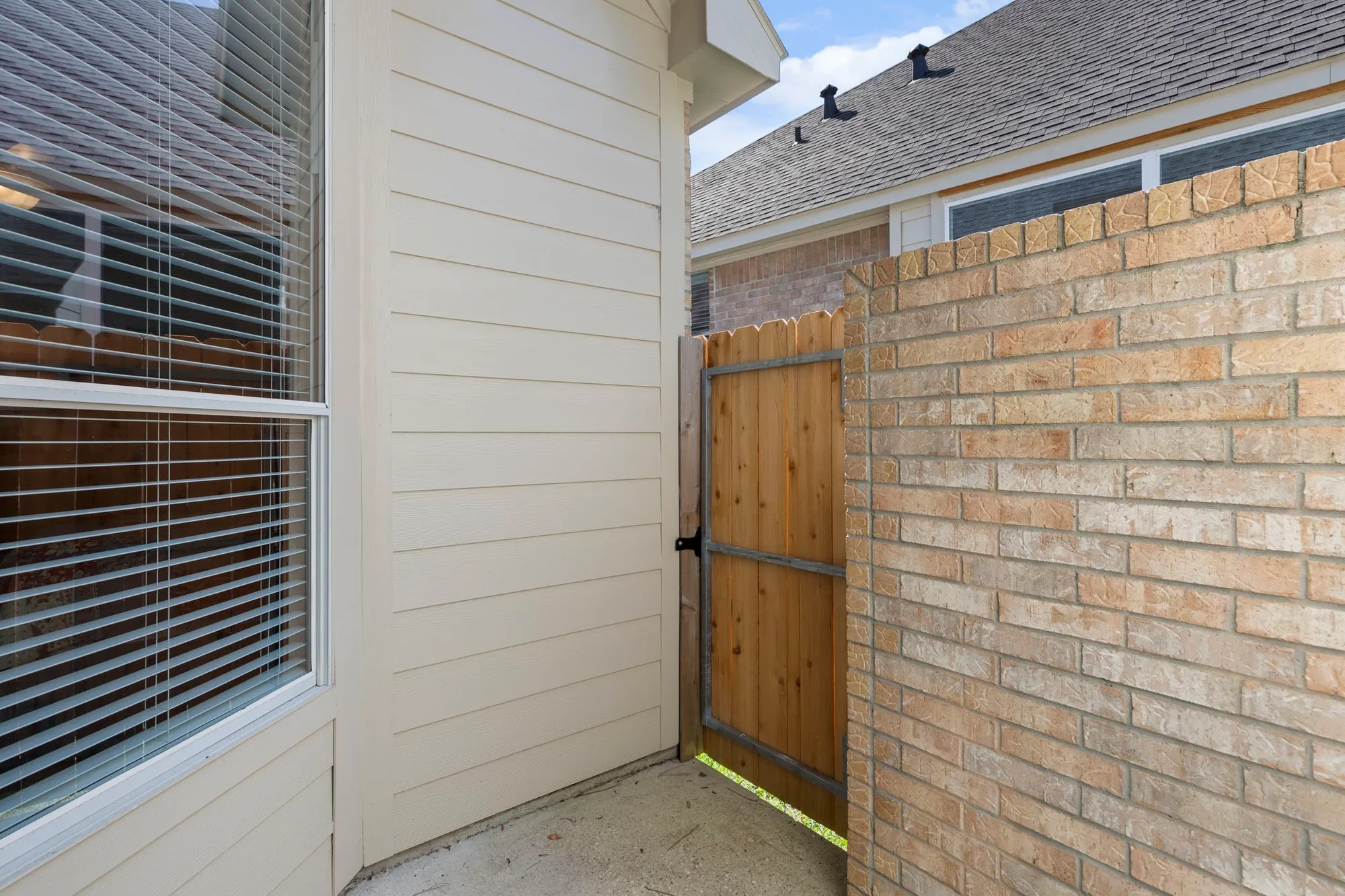 Property Slideshow image 21 of 35 | 162 e northcastle cir, The Woodlands, TX, 77384