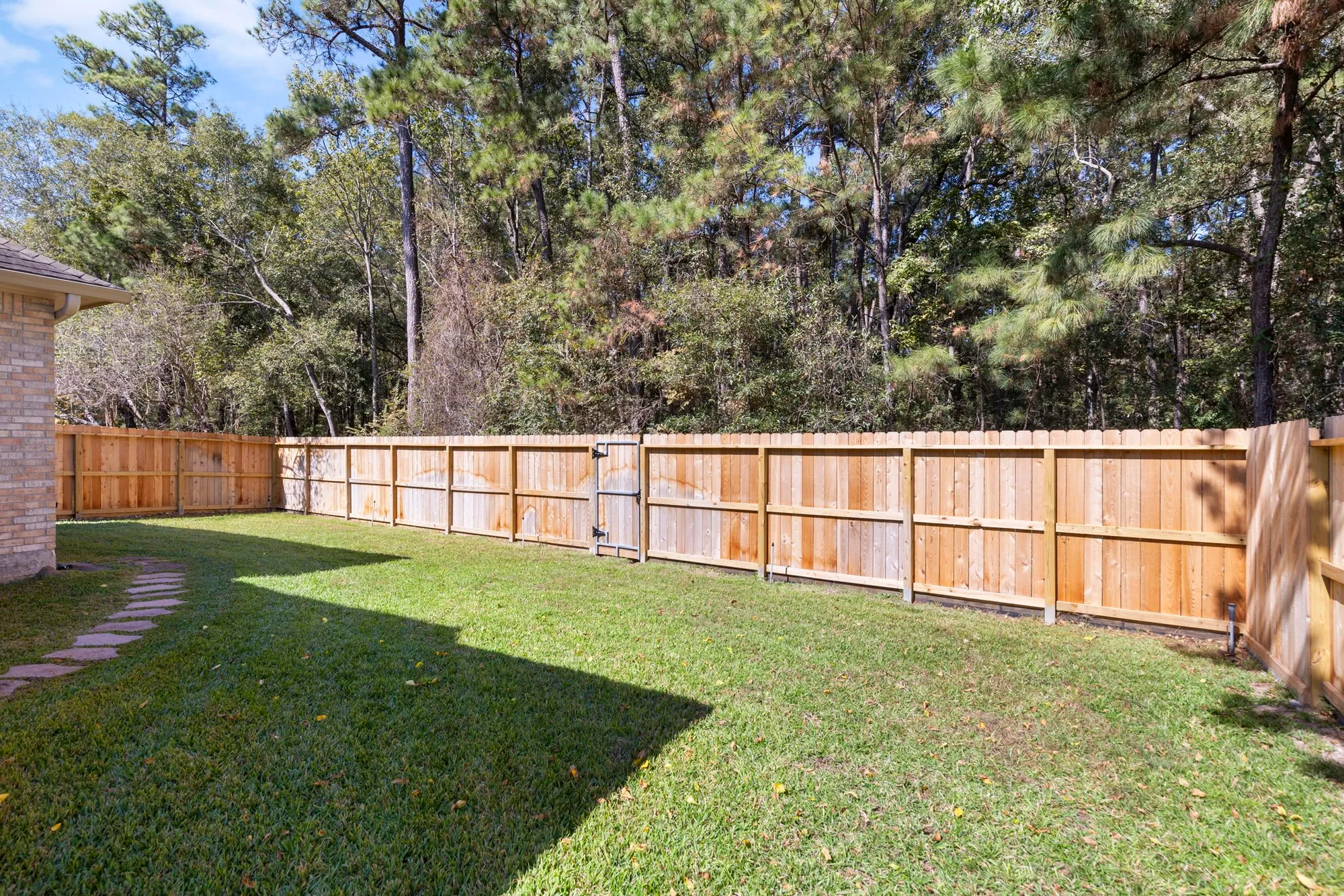 Property Slideshow image 34 of 35 | 162 e northcastle cir, The Woodlands, TX, 77384