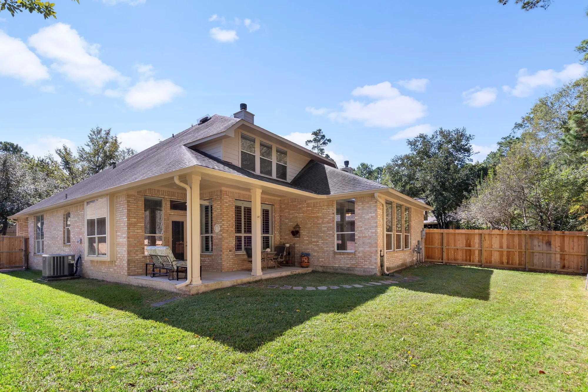 Property Slideshow image 35 of 35 | 162 e northcastle cir, The Woodlands, TX, 77384