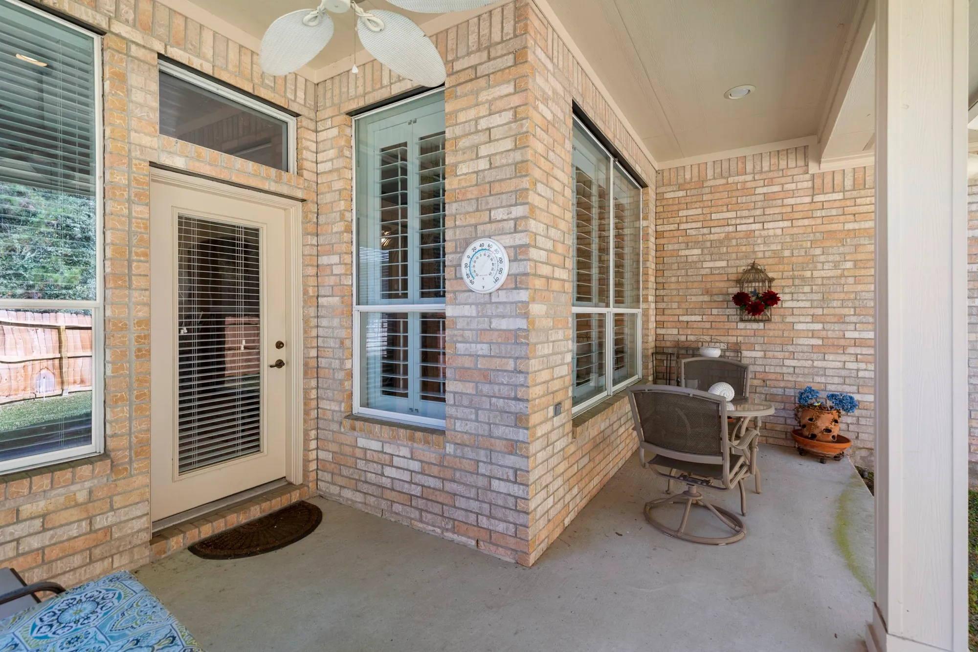 Property Slideshow image 31 of 35 | 162 e northcastle cir, The Woodlands, TX, 77384