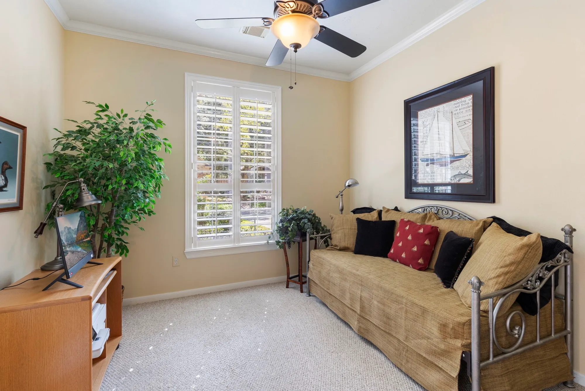 Property Slideshow image 5 of 35 | 162 e northcastle cir, The Woodlands, TX, 77384