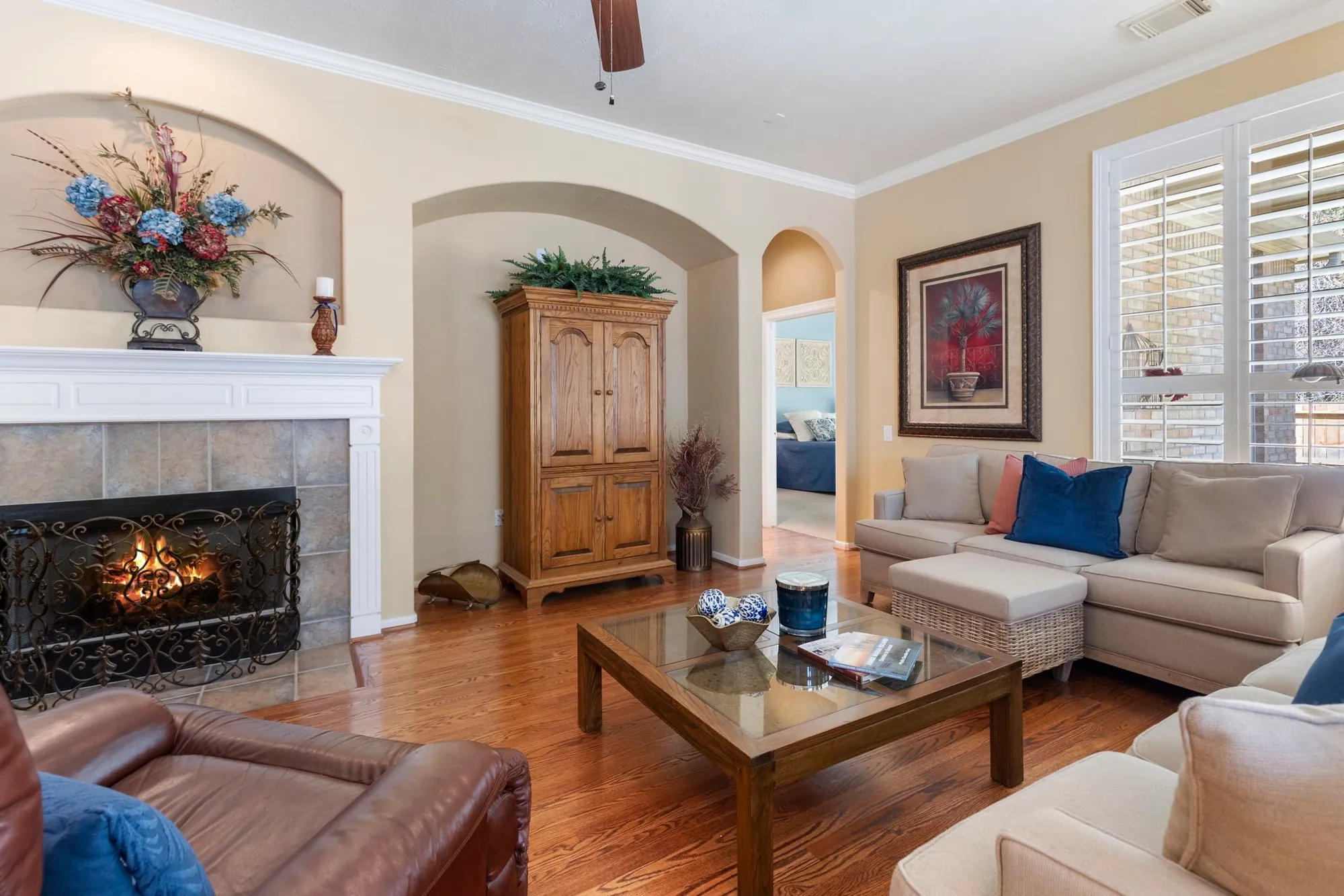 Property Slideshow image 8 of 35 | 162 e northcastle cir, The Woodlands, TX, 77384
