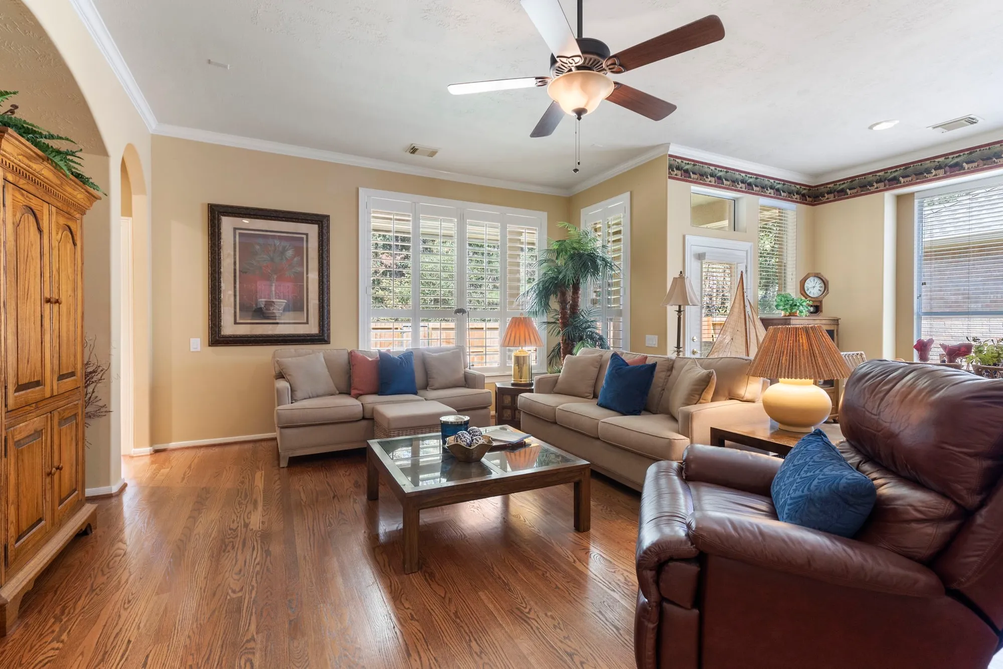 Property Slideshow image 9 of 35 | 162 e northcastle cir, The Woodlands, TX, 77384