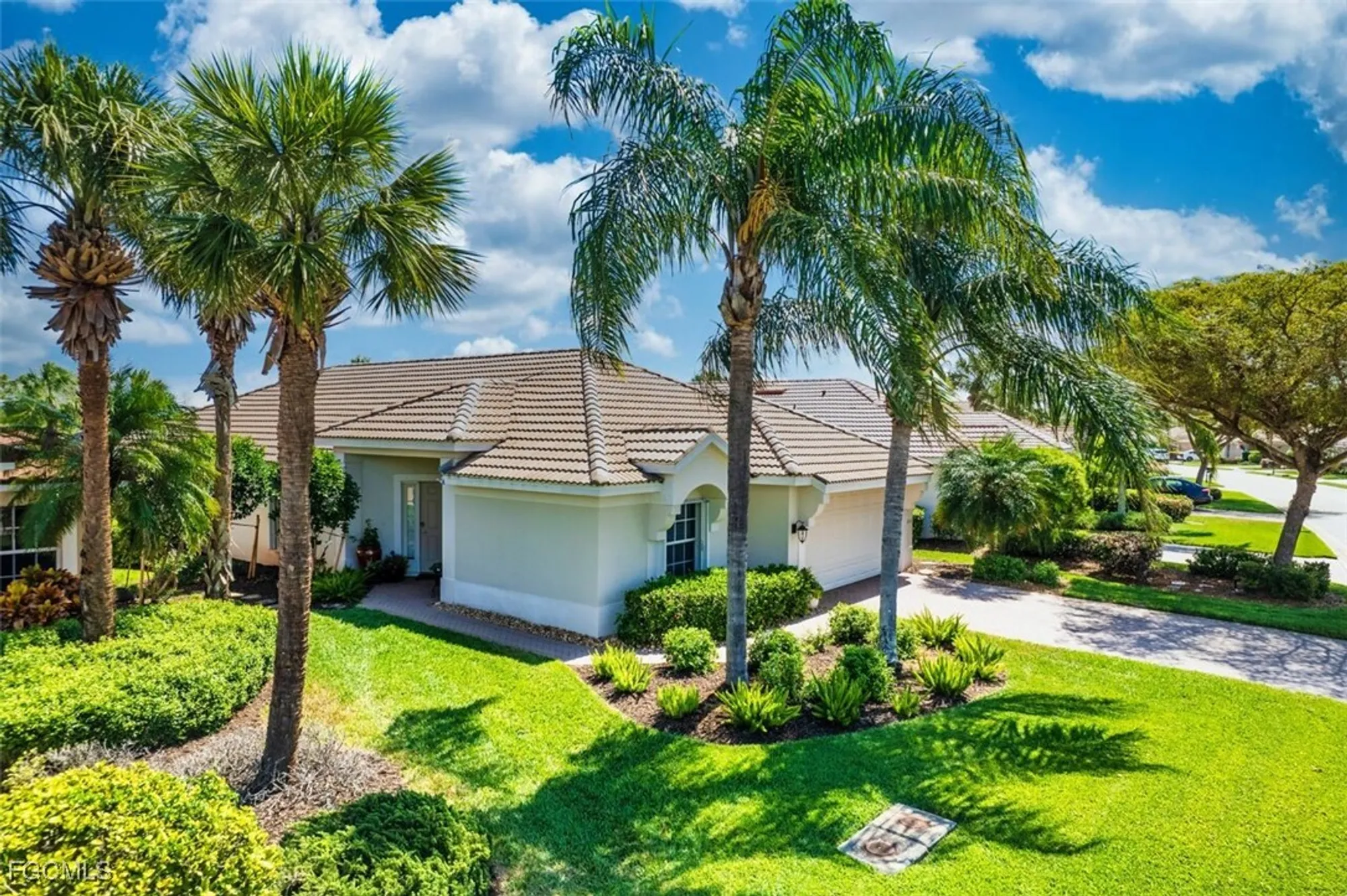 Property Slideshow image 5 of 49 | 10037 oakhurst way, Fort Myers, FL, 33913