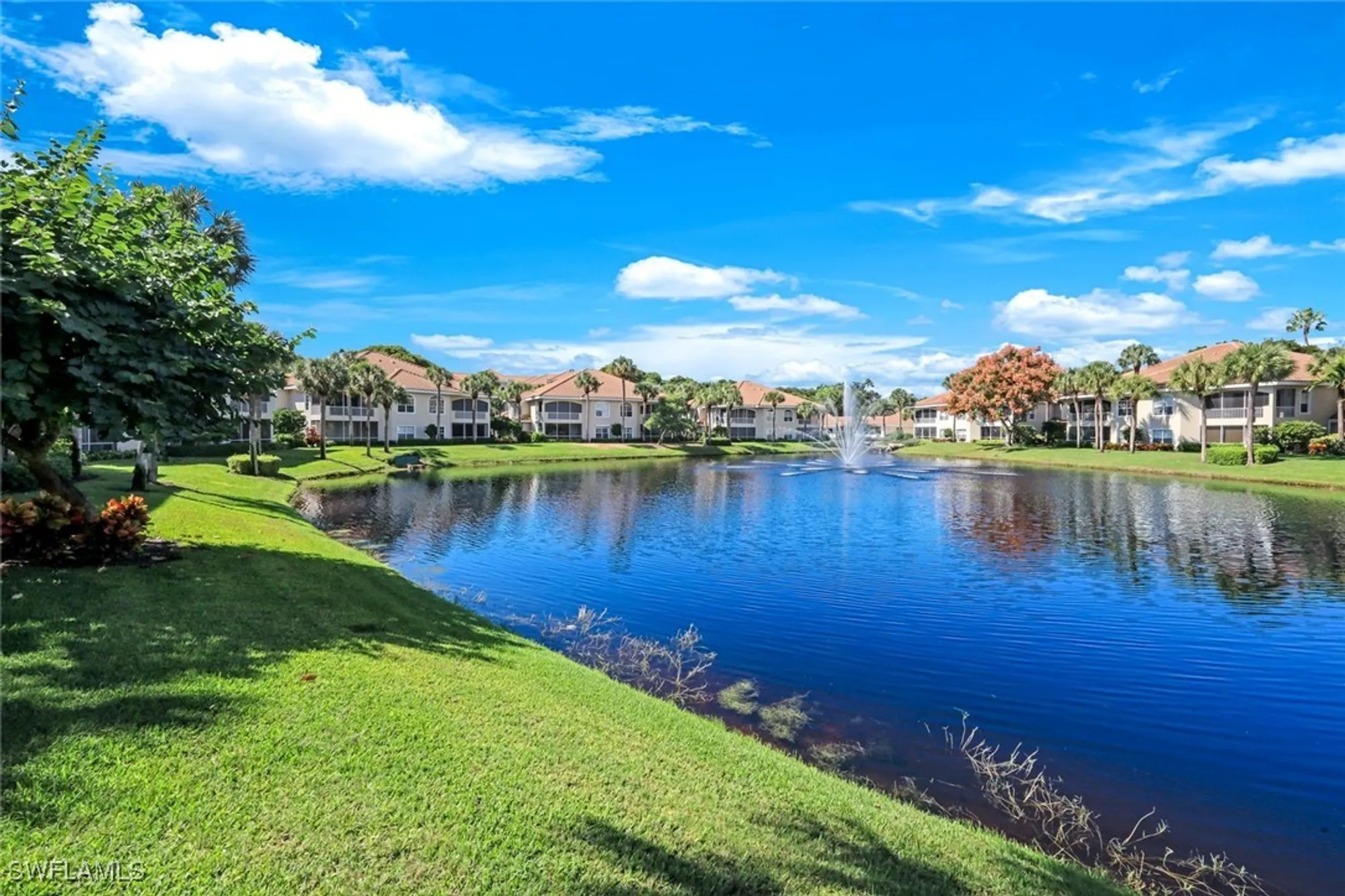 Property Slideshow image 5 of 37 | 8453 abbington cir 811, Naples, FL, 34108