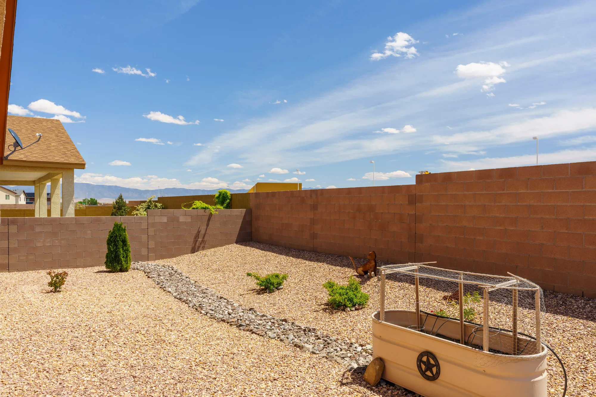 Property Slideshow image 19 of 27 | 590 rio chama cir sw, Los Lunas, NM, 87031