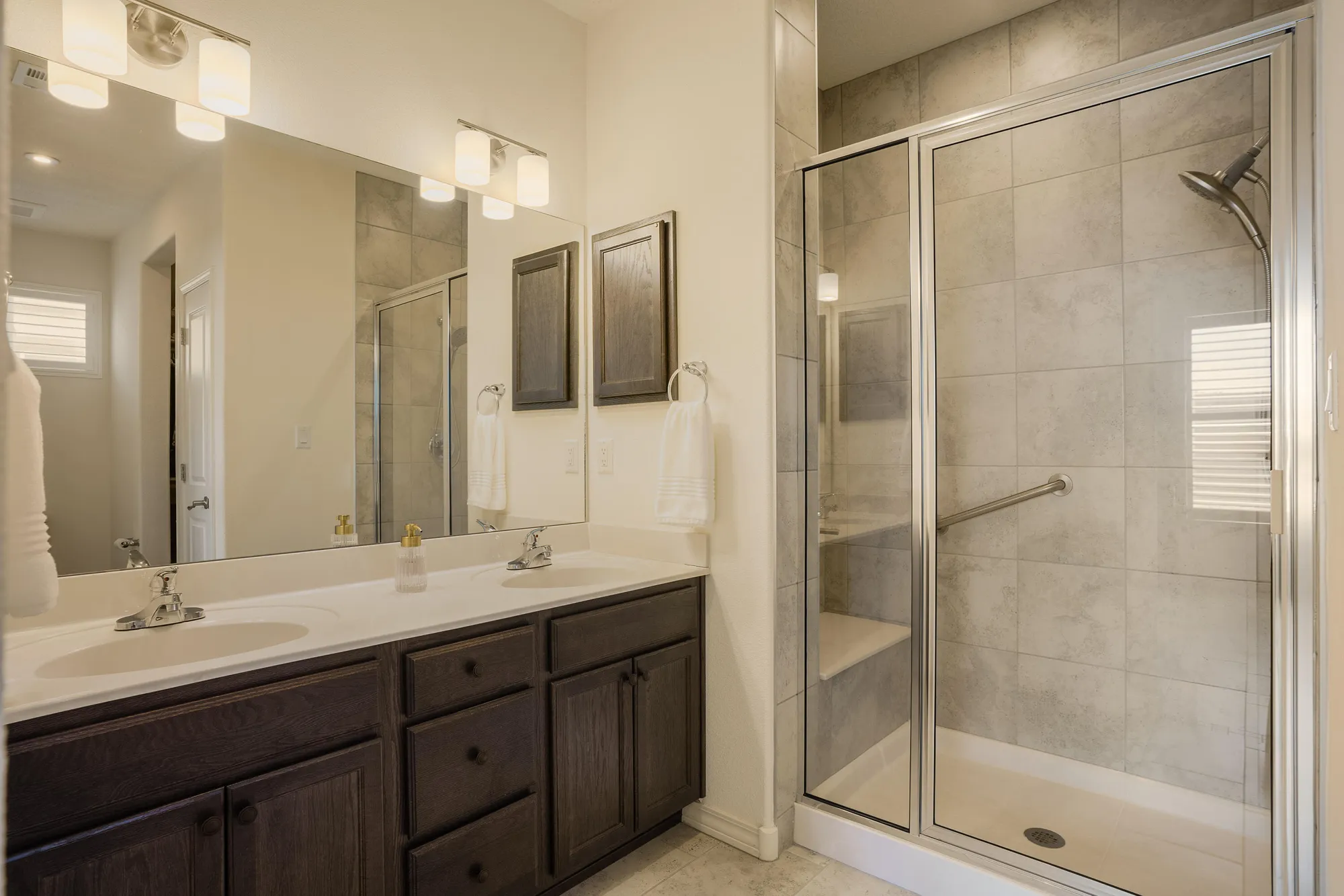 Property Slideshow image 12 of 27 | 590 rio chama cir sw, Los Lunas, NM, 87031