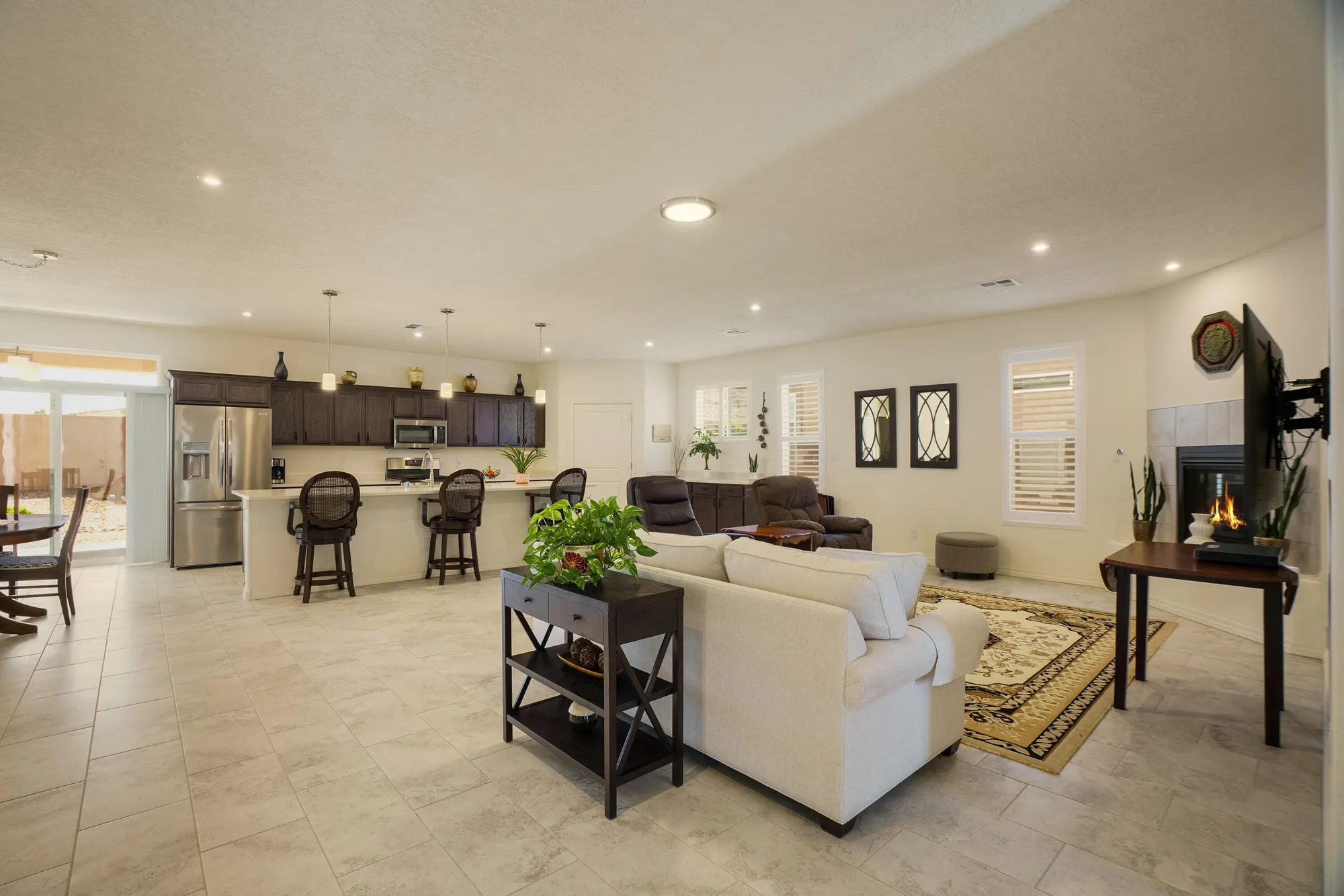 Property Slideshow image 3 of 27 | 590 rio chama cir sw, Los Lunas, NM, 87031