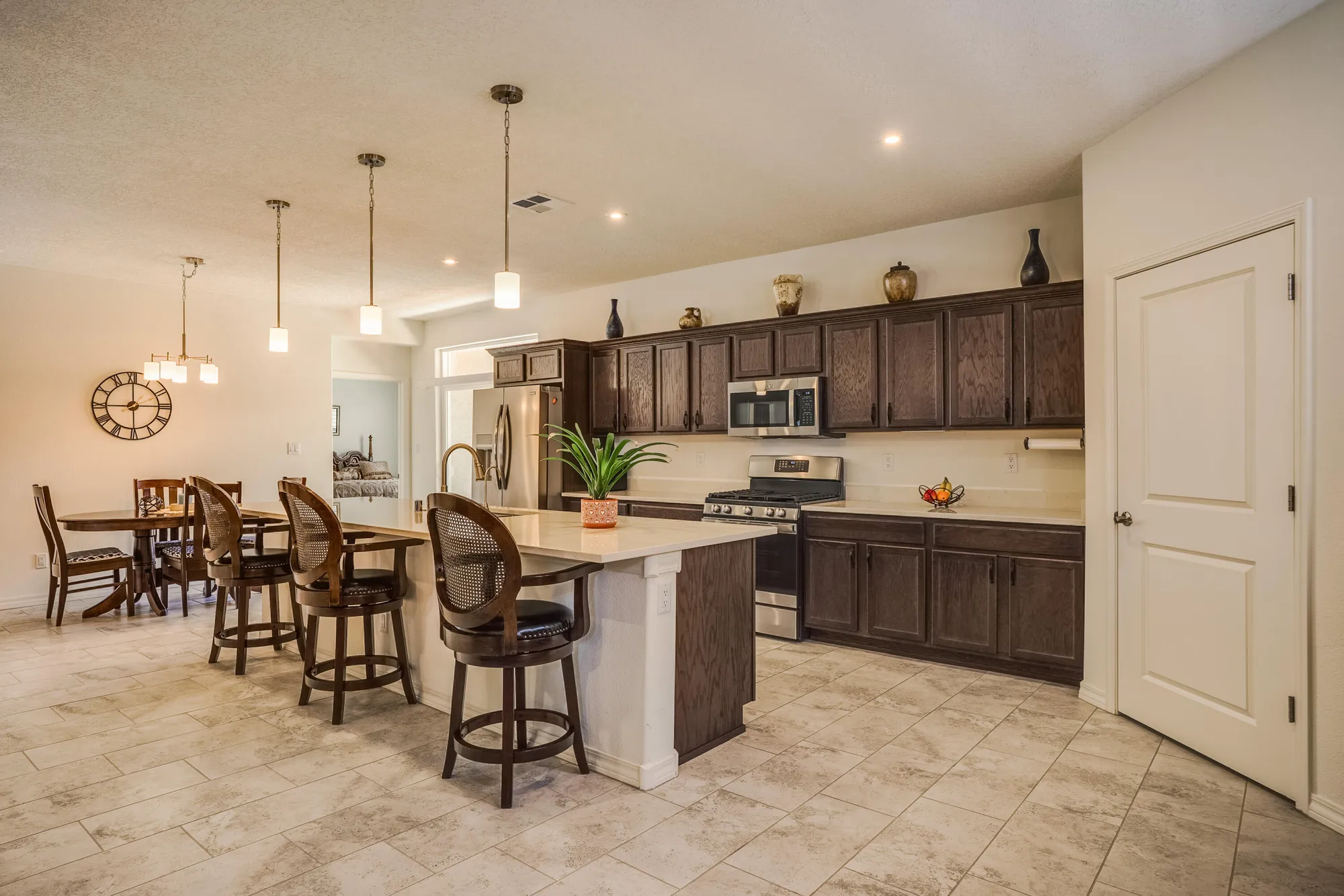 Property Slideshow image 6 of 27 | 590 rio chama cir sw, Los Lunas, NM, 87031