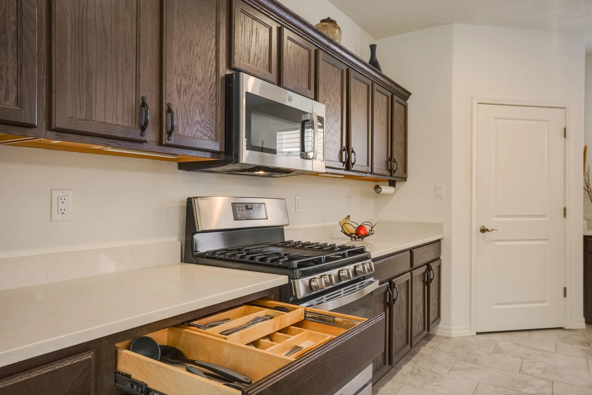 Property Slideshow image 9 of 27 | 590 rio chama cir sw, Los Lunas, NM, 87031