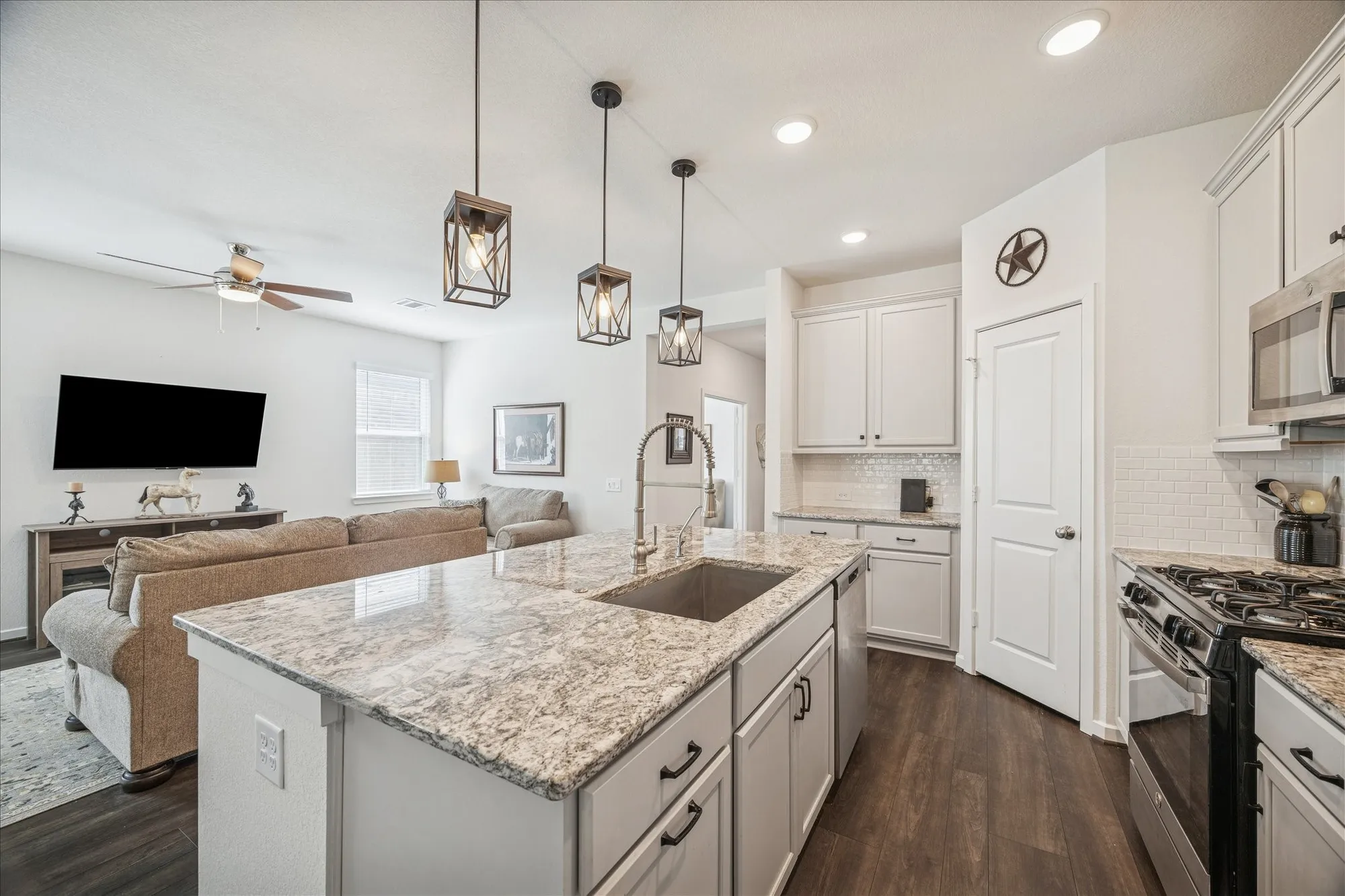 Property Slideshow image 11 of 33 | 406 wild petunia ct, Montgomery, TX, 77316