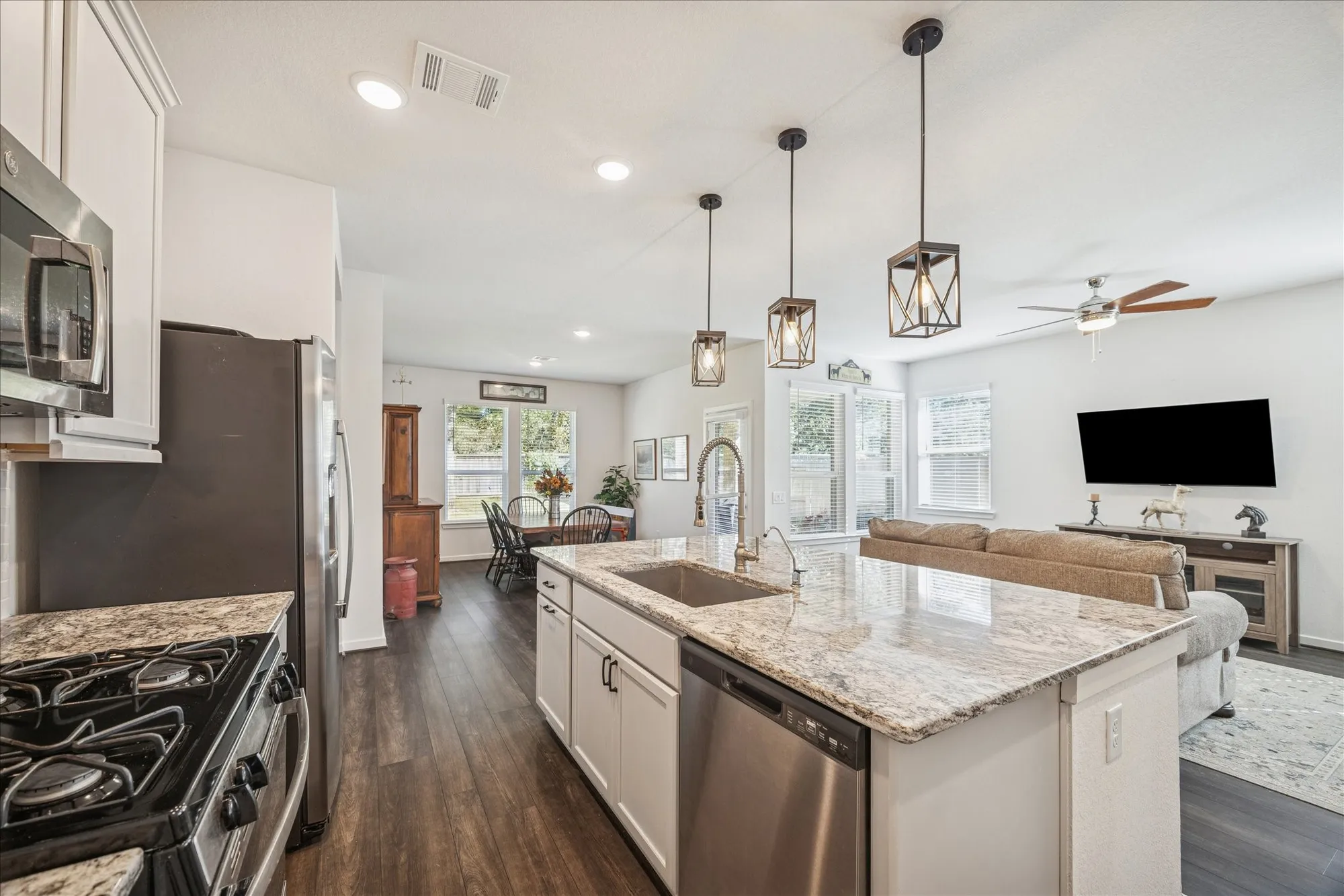 Property Slideshow image 12 of 33 | 406 wild petunia ct, Montgomery, TX, 77316