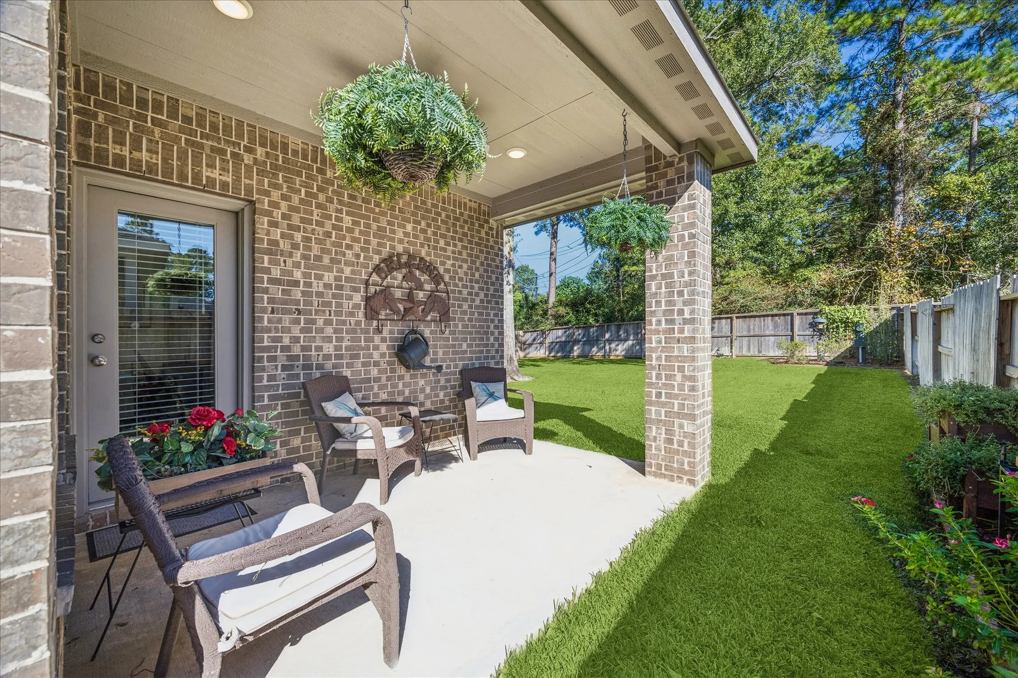Property Slideshow image 22 of 33 | 406 wild petunia ct, Montgomery, TX, 77316