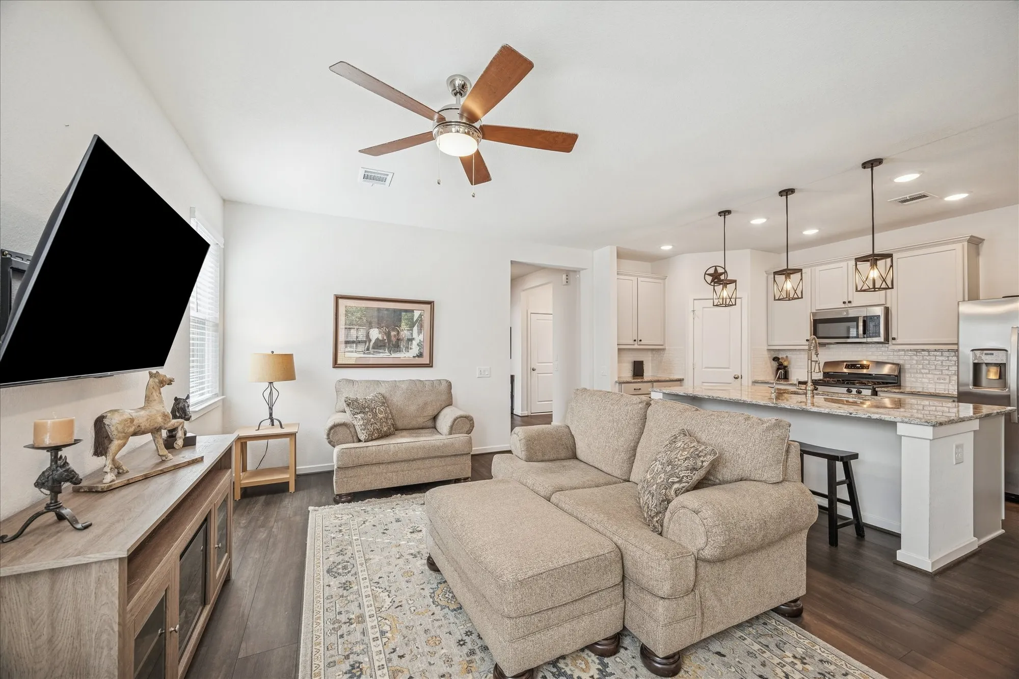 Property Slideshow image 7 of 33 | 406 wild petunia ct, Montgomery, TX, 77316