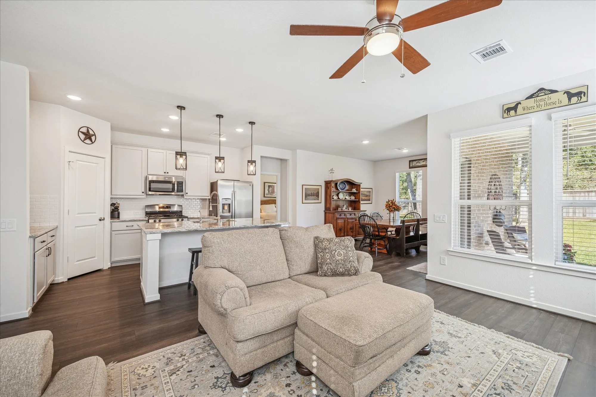 Property Slideshow image 8 of 33 | 406 wild petunia ct, Montgomery, TX, 77316