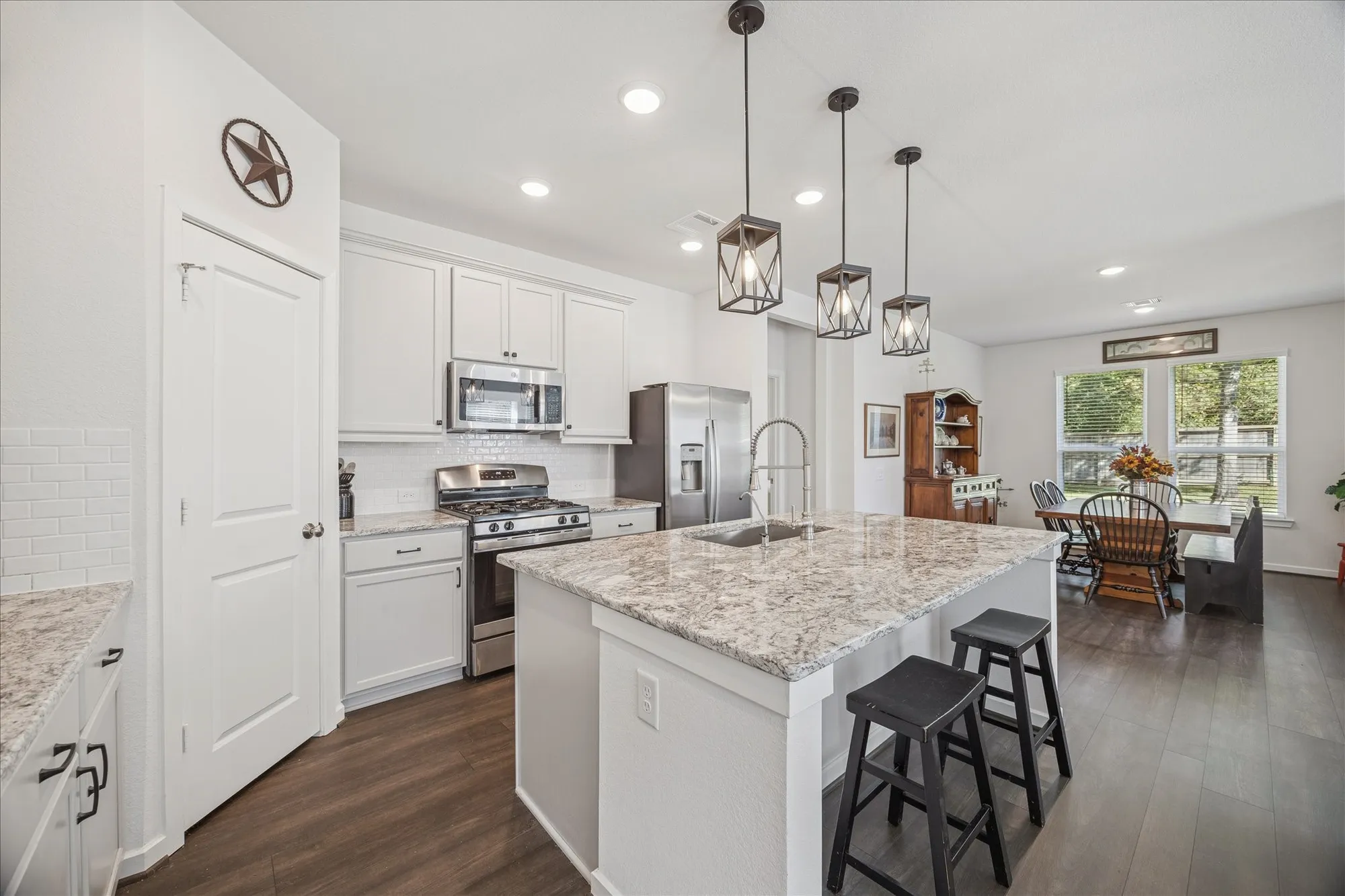 Property Slideshow image 9 of 33 | 406 wild petunia ct, Montgomery, TX, 77316