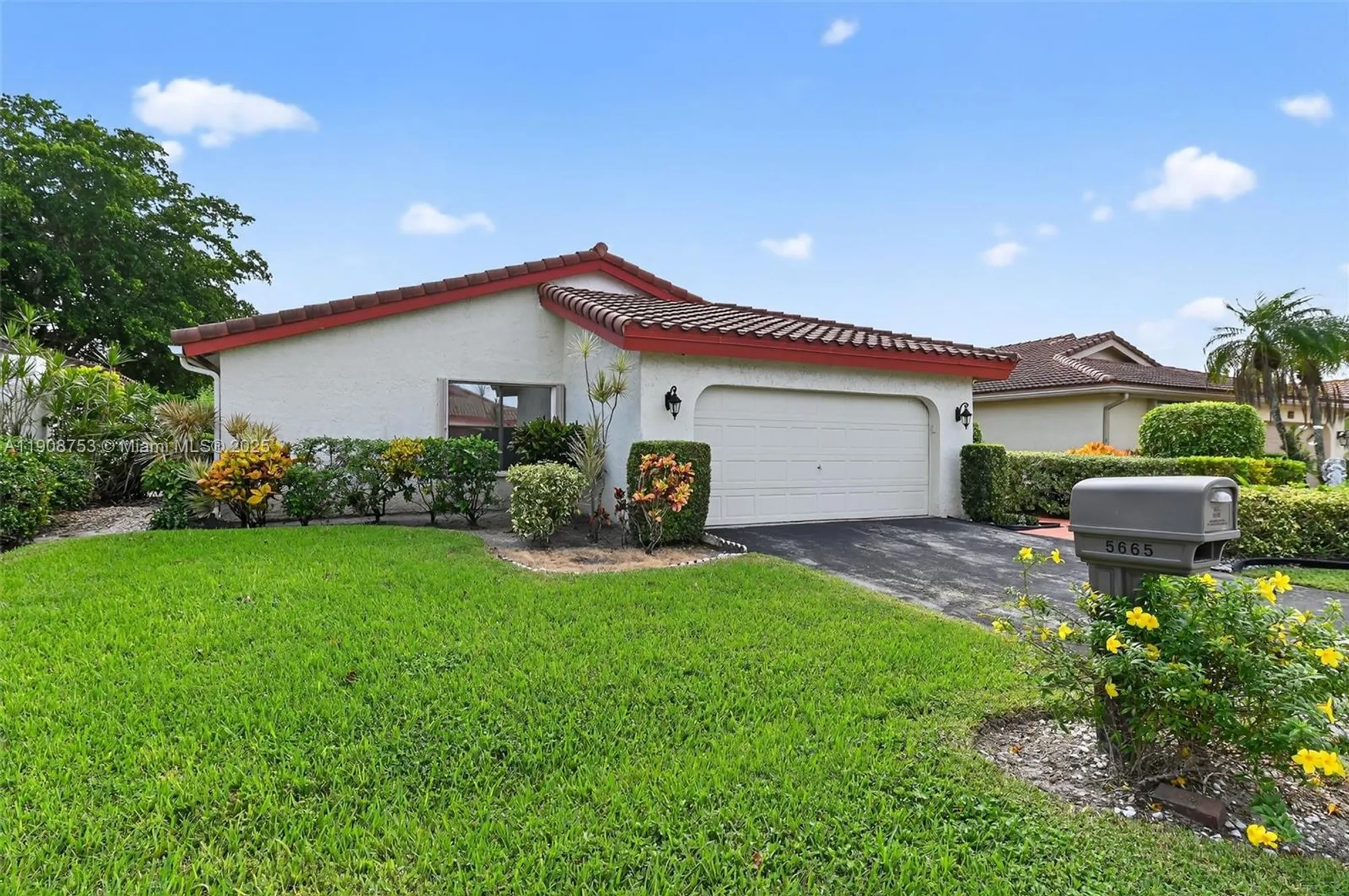 Property Slideshow image 6 of 30 | 5665 lakeview mews dr, Boynton Beach, FL, 33437