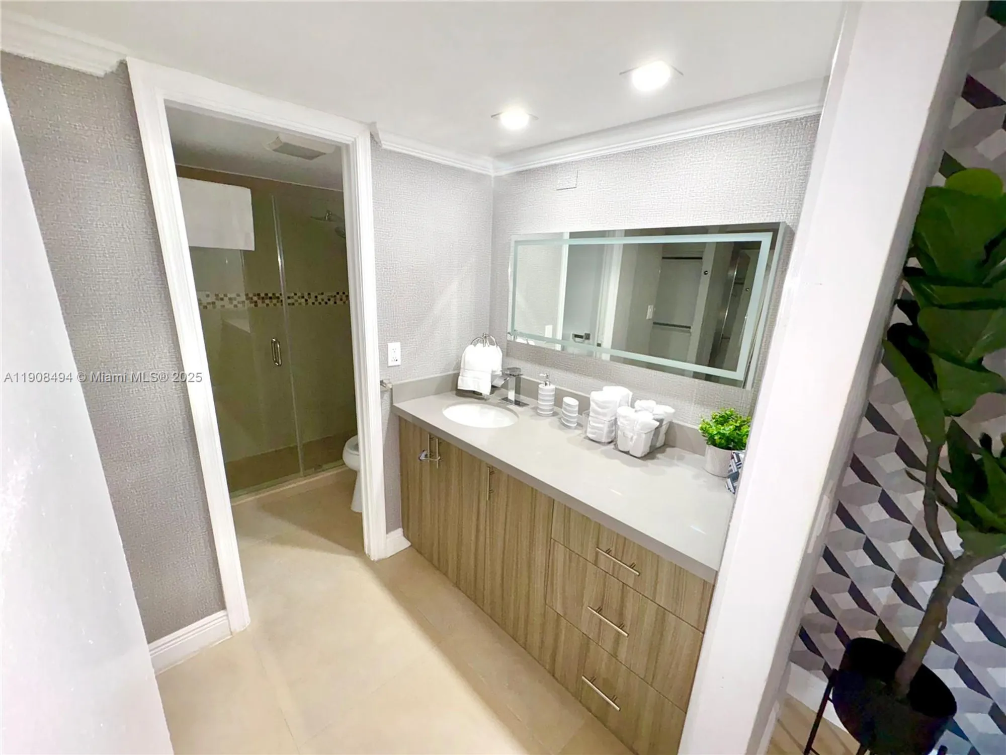 Property Slideshow image 11 of 28 | 20500 w country club dr 501, Aventura, FL, 33180