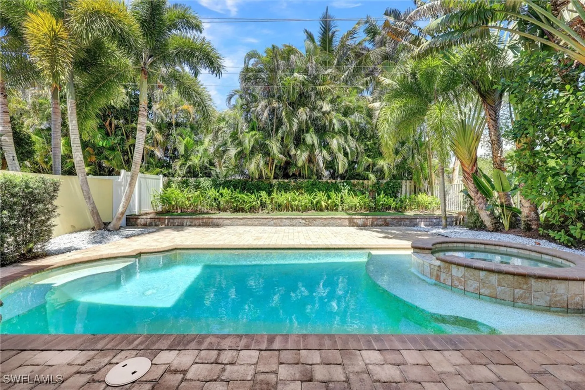 Property Slideshow image 38 of 46 | 699 fairway ter, Naples, FL, 34103