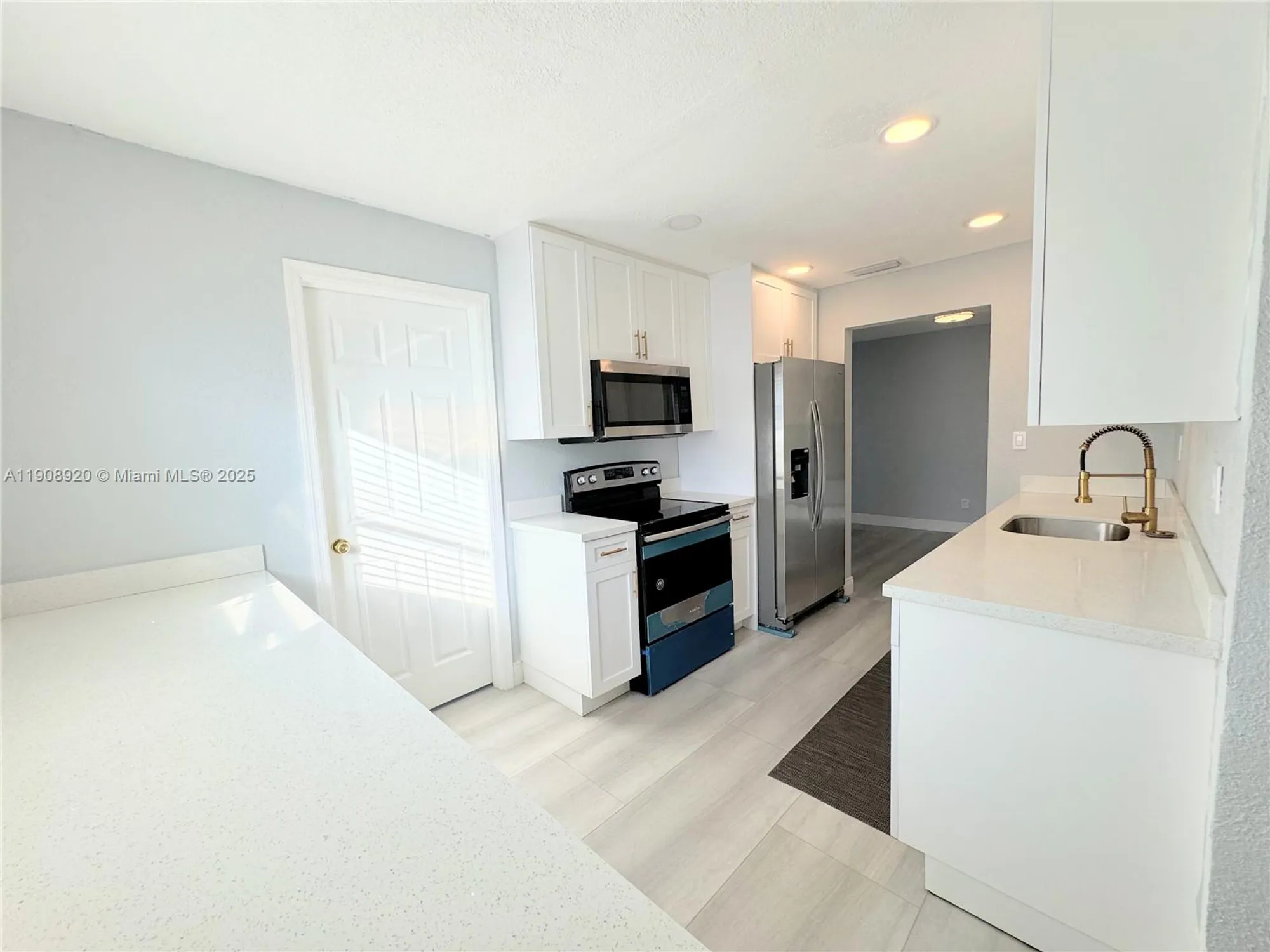 Property Slideshow image 19 of 30 | 300 nw 28th ct, Pompano Beach, FL, 33064