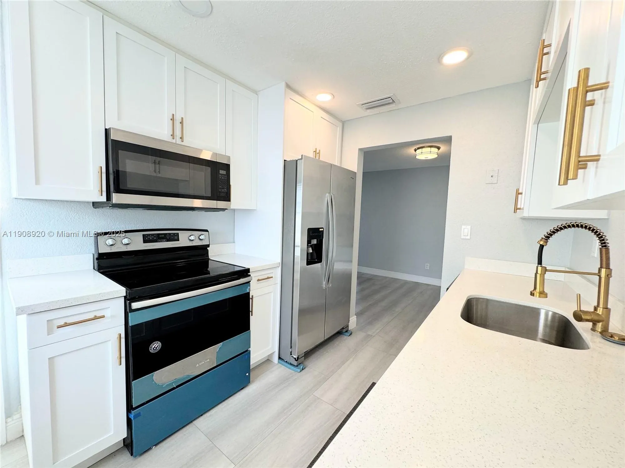 Property Slideshow image 21 of 30 | 300 nw 28th ct, Pompano Beach, FL, 33064