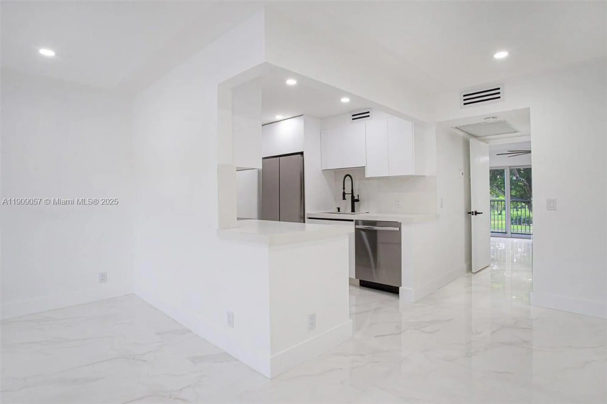 Property Slideshow image 13 of 44 | 13250 sw 7th ct l204, Pembroke Pines, FL, 33027