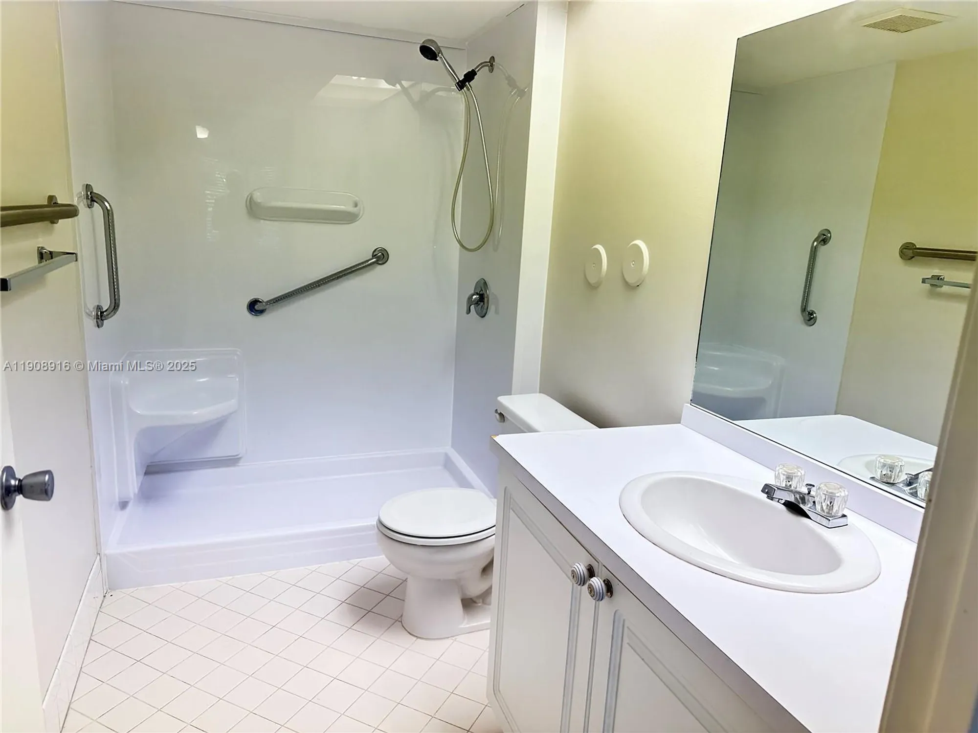 Property Slideshow image 9 of 14 | 1301 sw 142nd ave 111h, Pembroke Pines, FL, 33027