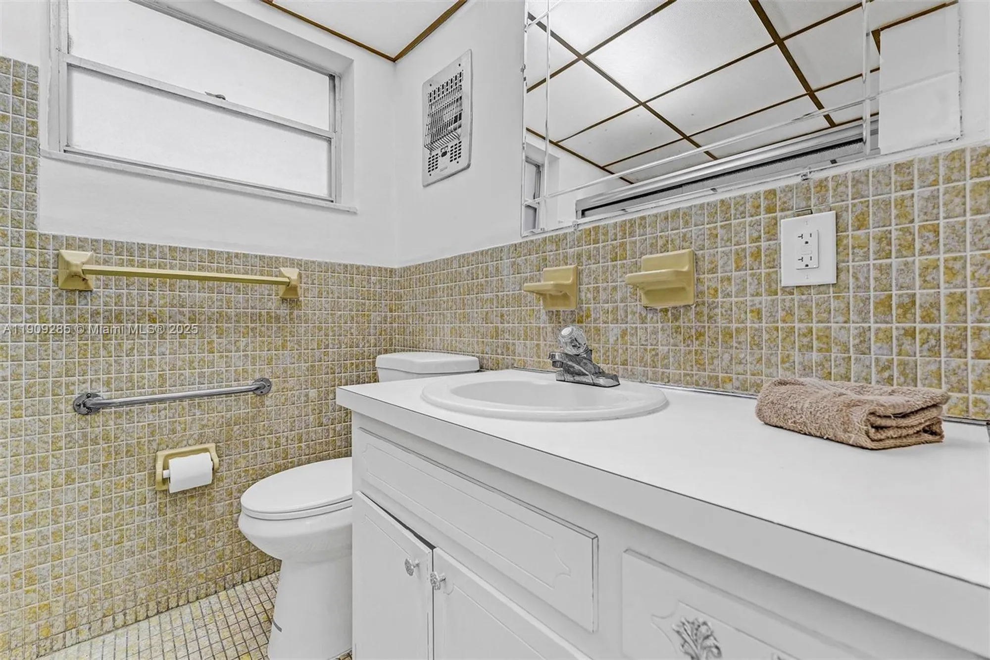 Property Slideshow image 14 of 37 | 330 se 2nd st 103g, Hallandale Beach, FL, 33009