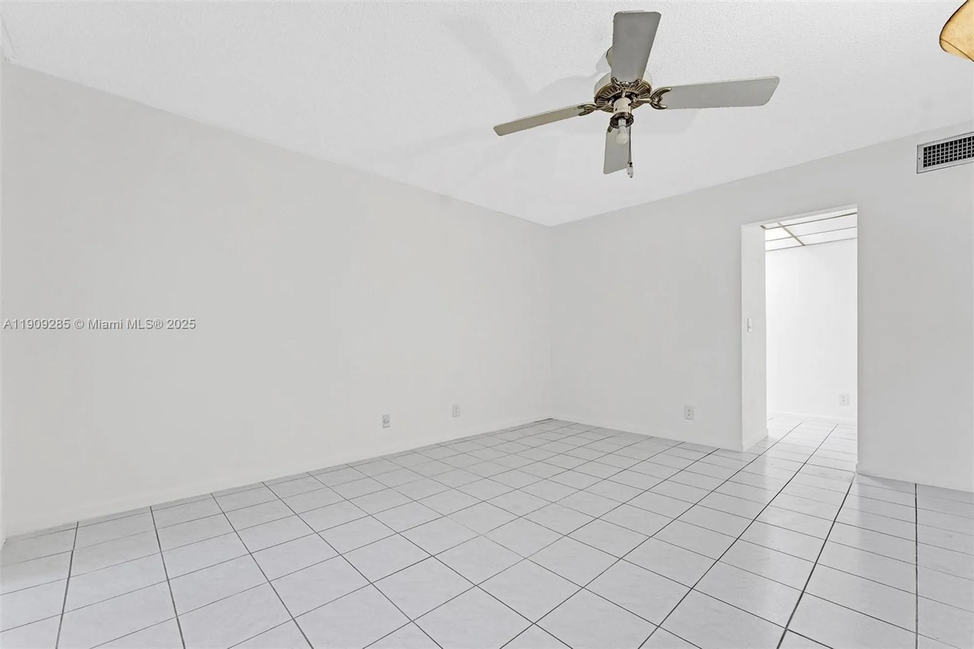Property Slideshow image 12 of 37 | 330 se 2nd st 103g, Hallandale Beach, FL, 33009