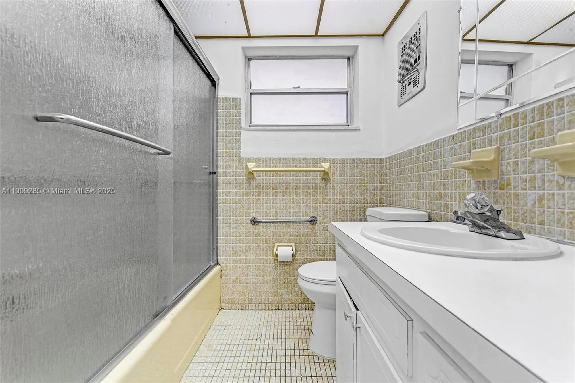 Property Slideshow image 13 of 37 | 330 se 2nd st 103g, Hallandale Beach, FL, 33009